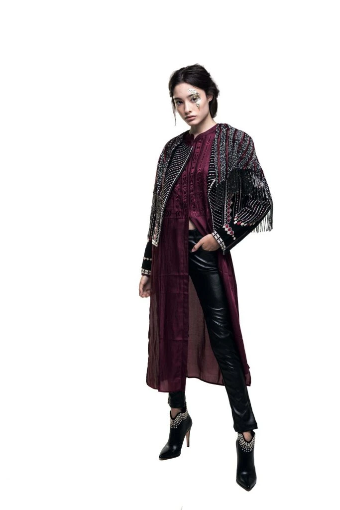 Capa bordada con flecos, saco bordado y vestido ($ 5.200, $ 7.200 y $ 4.600, Rapsodia), pantalón de cuero ($ 2.600, Kosiuko) y botas de cuero con tachas ($ 8.250, Saverio Di Ricci).