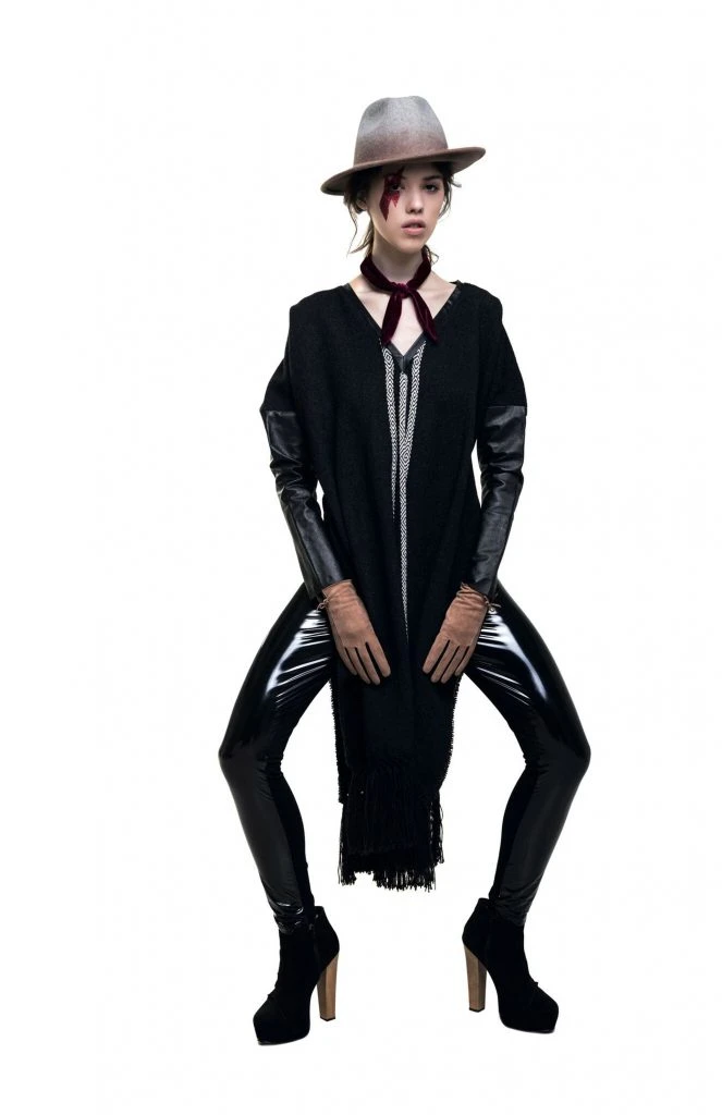  Maxiponcho (Allô Martínez), leggings de charol ($ 1.290, Basement), sombrero y guantes ($ 2.200 y $ 2.200, Vitamina) y botas de gamuza ($ 6.880, The Bag Belt)