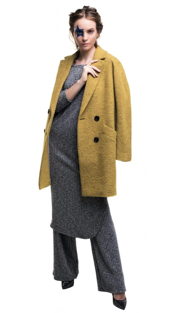 Tapado con lazo ($ 2.990, Basement), blazer y pantalón ancho ($ 4.850 y $ 3.950, Naíma), sandalias con tira de pelo ($ 1.500, Aldo para Grimoldi) y bufanda (La Cofradía).