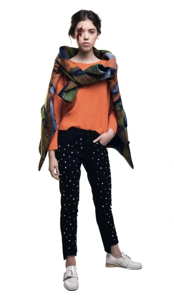 Saco 7/8 ($ 9.290, Rafael Garófalo), suéter con botones en las mangas ($ 3.300, Clara Ibarguren), jean de tachas y perlas ($ 4.300, Kosiuko) y mocasines de charol ($ 5.640, Mishka).