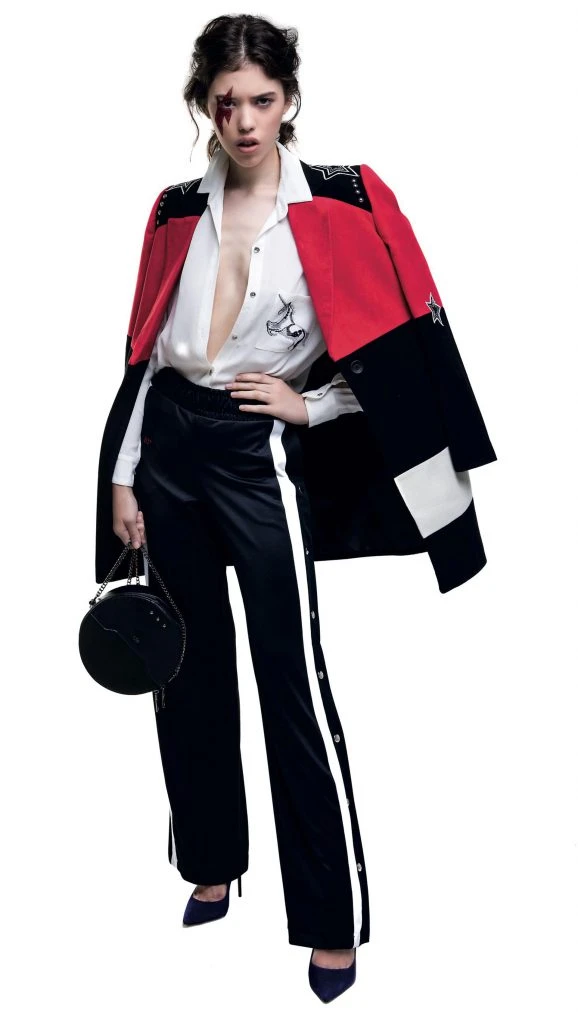 Tapado a cuadros con lazo ($ 9.500, Vitamina), chaqueta símil cuero ($ 2.690, Basement), pantalón deportivo con broches laterales ($ 1.799, adidas) y stilettos con glitter ($ 2.600, Aldo para Grimoldi). 