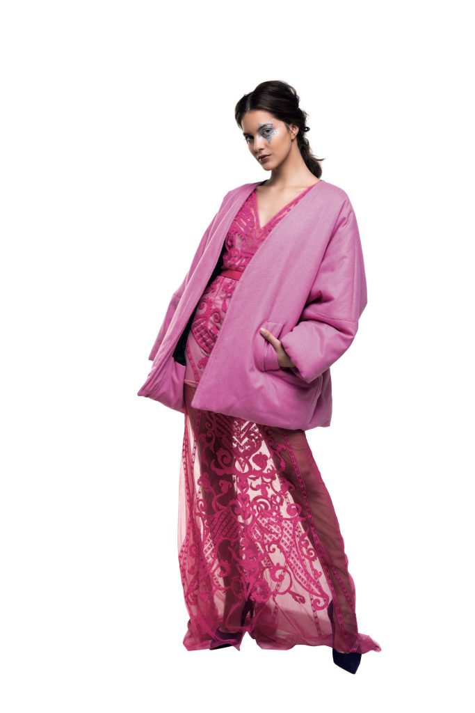 Maxisaco ($ 7.990, Trosman) y vestido de encaje largo (China by Antolín).