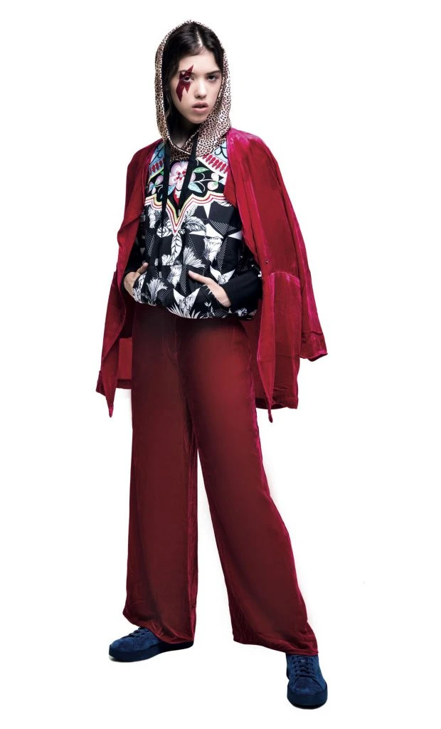 Campera corta de broccato ($ 2.900, India Style), camisa con lazo ($ 2.790, Rafael Garófalo), jean ($ 2.628, Mirta Armesto) y zapatos de charol con tachas ($ 3.290, Blaquè).