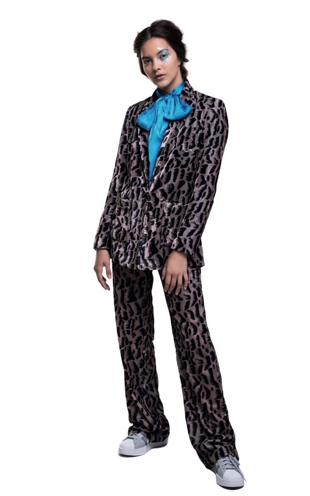  Saco y pantalón animal print de velvet ($ 5.900 y $ 4.200, Uma), camisa de seda con lazo ($ 2.640, Mishka) y zapatillas con plataforma corrida ($ 2.999, adidas).