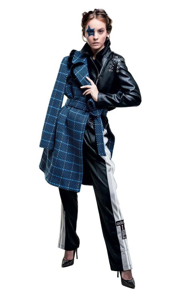 Montgomery con capucha desmontable (Perramus), campera inflada camuflada ($ 3.750, Ossira), babuchas de algodón ($ 1.699, adidas) y botas de gamuza con boca de pez ($ 1.900, Aldo para Grimoldi). 