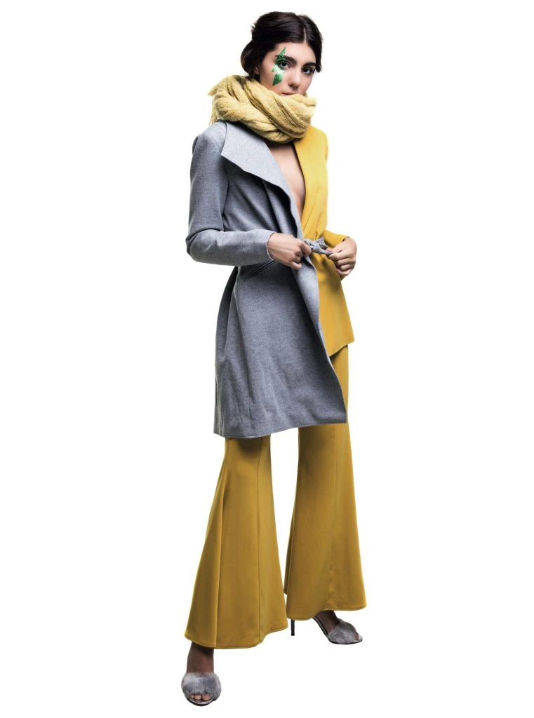 Tapado con lazo ($ 2.990, Basement), blazer y pantalón ancho ($ 4.850 y $ 3.950, Naíma), sandalias con tira de pelo ($ 1.500, Aldo para Grimoldi) y bufanda (La Cofradía).