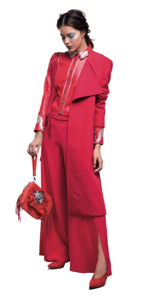 Campera de cuero con flecos ($ 6.800, Kosiuko), pantalón ancho ($ 3.500, Carmela Achaval), maxitapado ($ 8.000, F.P.), stilettos de gamuza ($ 3.900, a pie) y sobre con flecos y aplique de estrellas (Katakali).