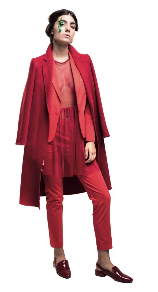 Saco y pantalón ($ 10.500 y $ 2.500, Vitamina), tapado con lazo ($ 9.500, Carmela Achaval), vestido de tul ($ 3.045, La Cofradía) y mocasines de charol ($ 2.300, a pie).