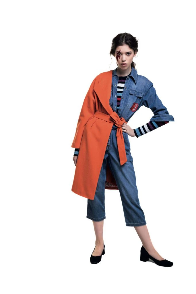 Tapado con lazo naranja ($ 7.200, Clara Ibarguren), suéter rayado ($ 2.700, Kosiuko), overol de jean ($ 3.199, Melocotón) y zapatos de gamuza ($ 2.300, a pie).