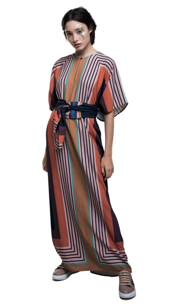 Vestido rayado con lazo ($ 4.900, Clara Ibarguren) y zapatillas de cuero (Katakali).