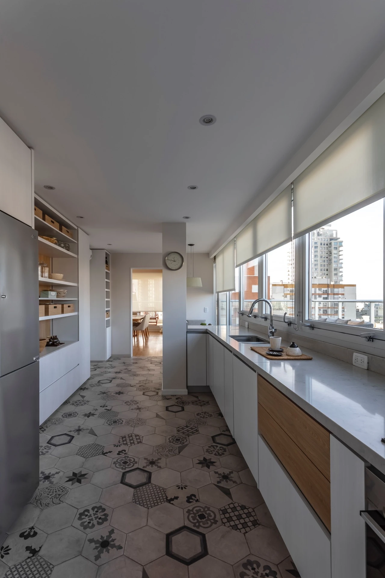 En la cocina el estudio diseñó un mueble multifunción con un gran espacio de guardado, cava y espacio para electrodomésticos.