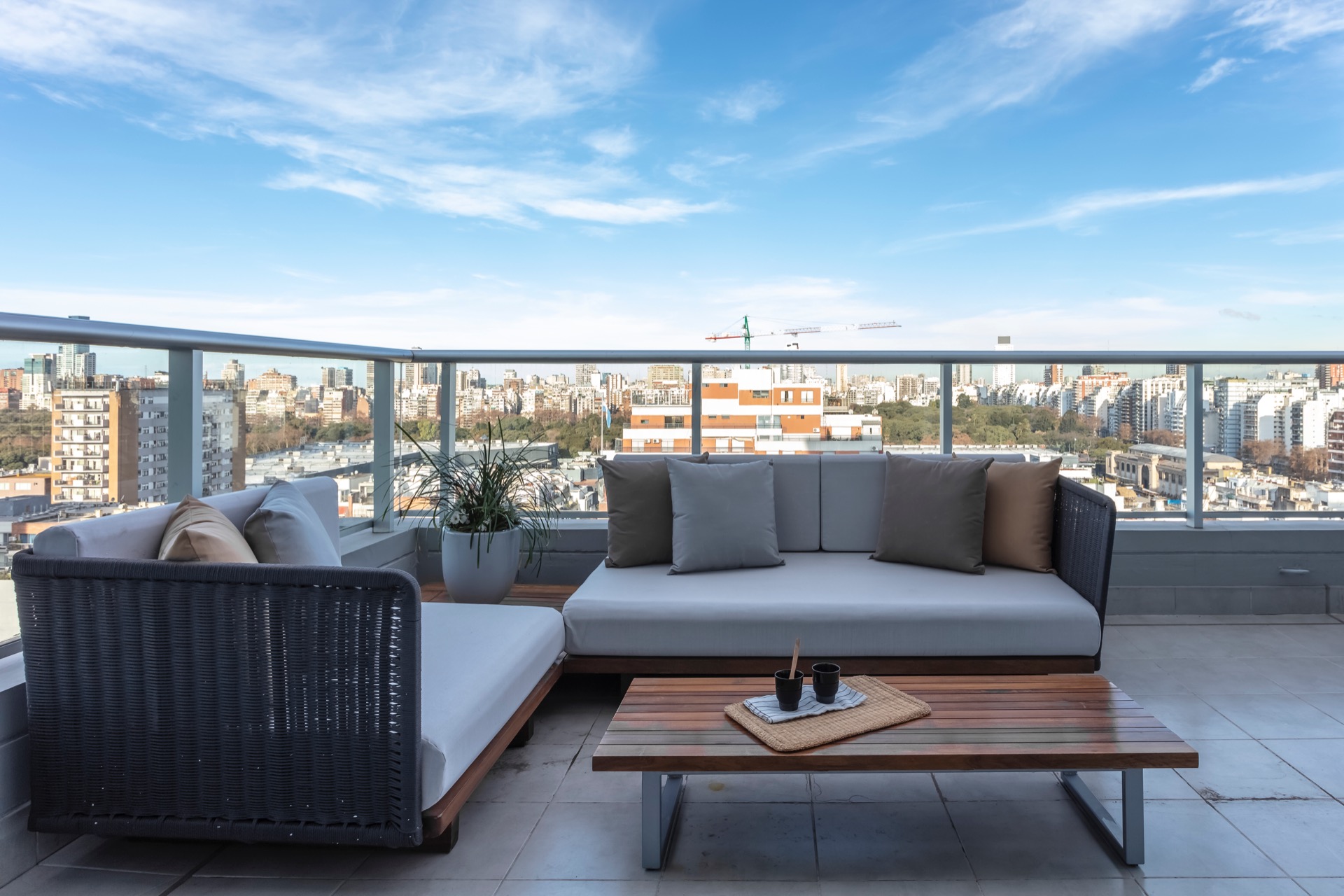 En el balcón terraza se armó un living de exteriores con muebles de diseño contemporáneo.