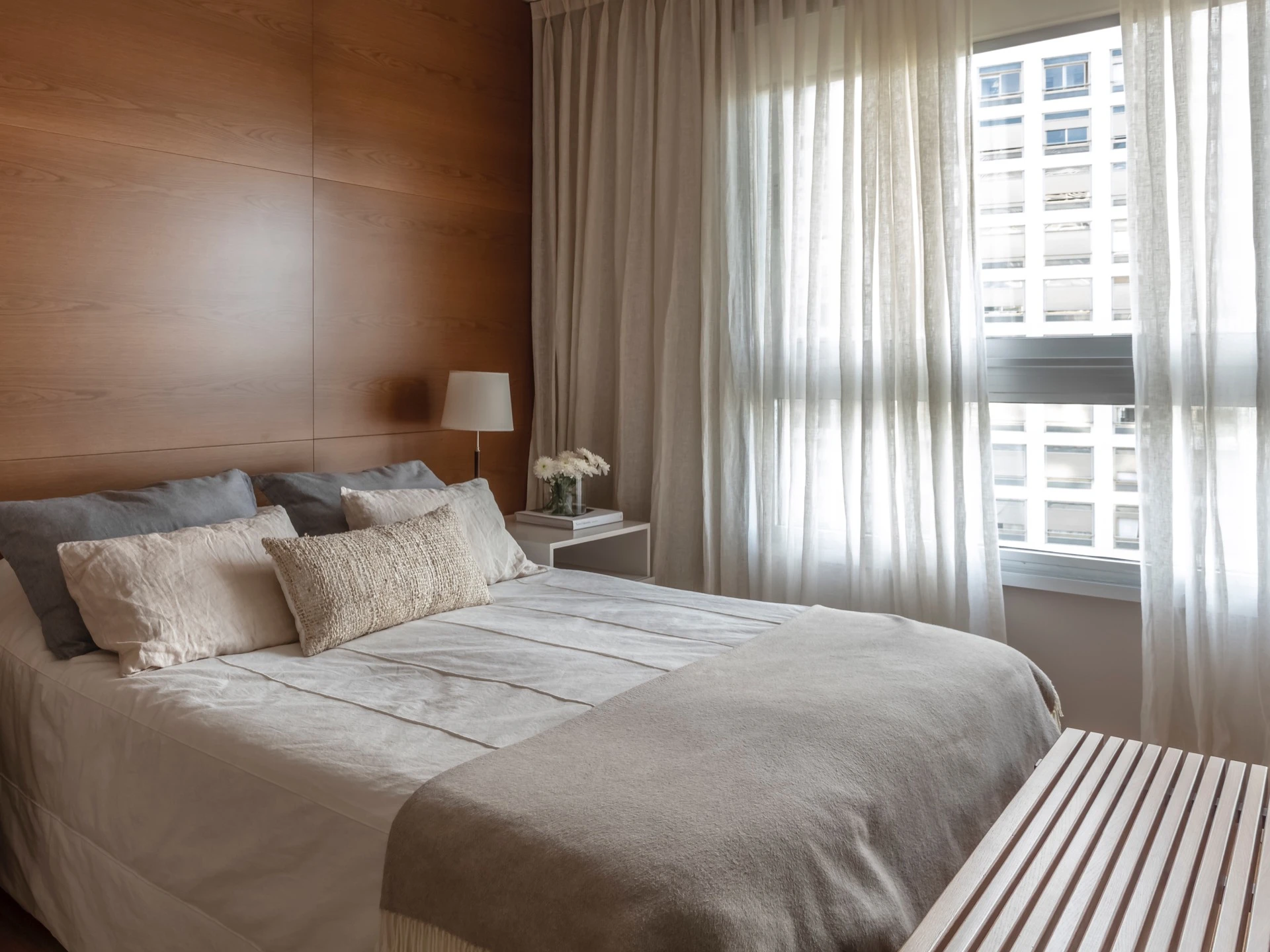 Texturas, maderas, colores cálidos, le dan un clima calmo a la suite principal.