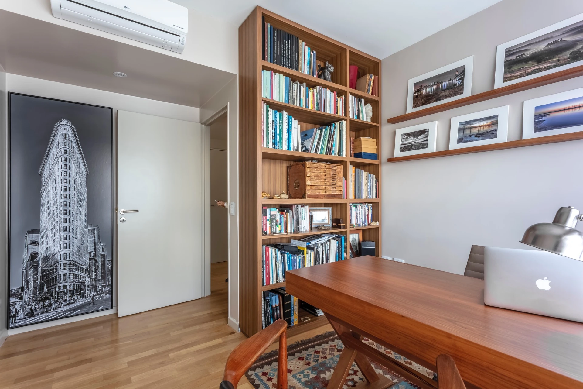 El estudio del dueño de casa -fogógrafo de profesión- donde se exhiben algunos de sus mejores trabajos.