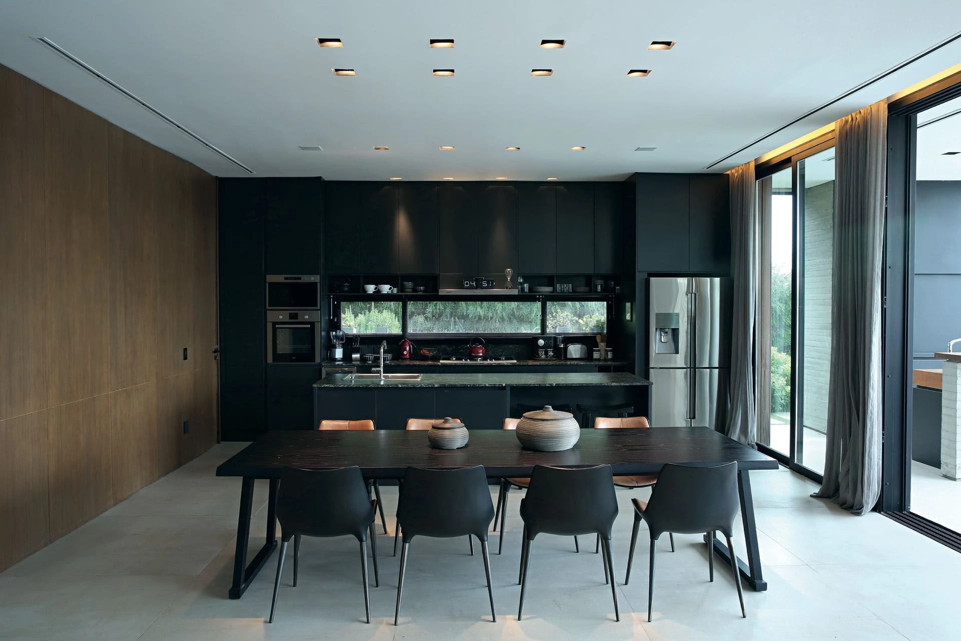 Madera oscura para los muebles del comedor y la cocina. Diseños depurados y funcionalidad a la carta.