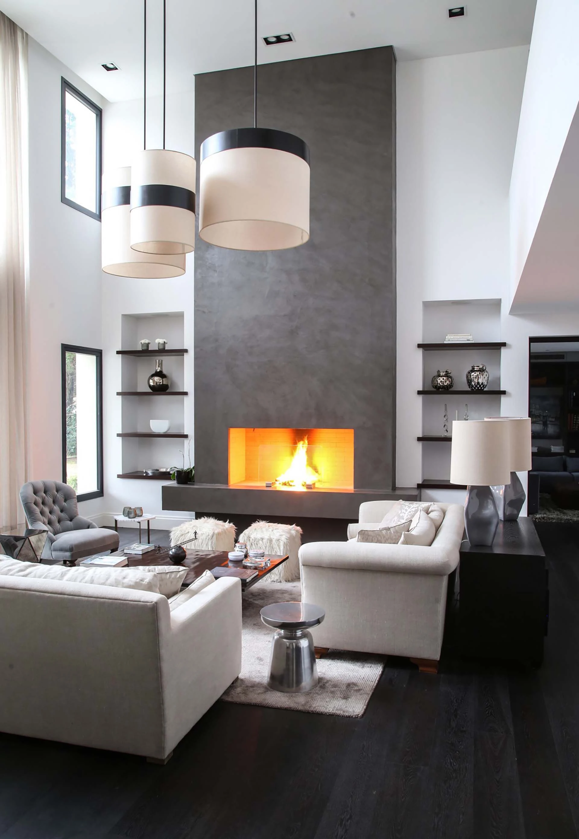 Simetrías y una paleta de blanco, negro y gris para el living. La mayoría de los muebles llegaron desde Estados Unidos.