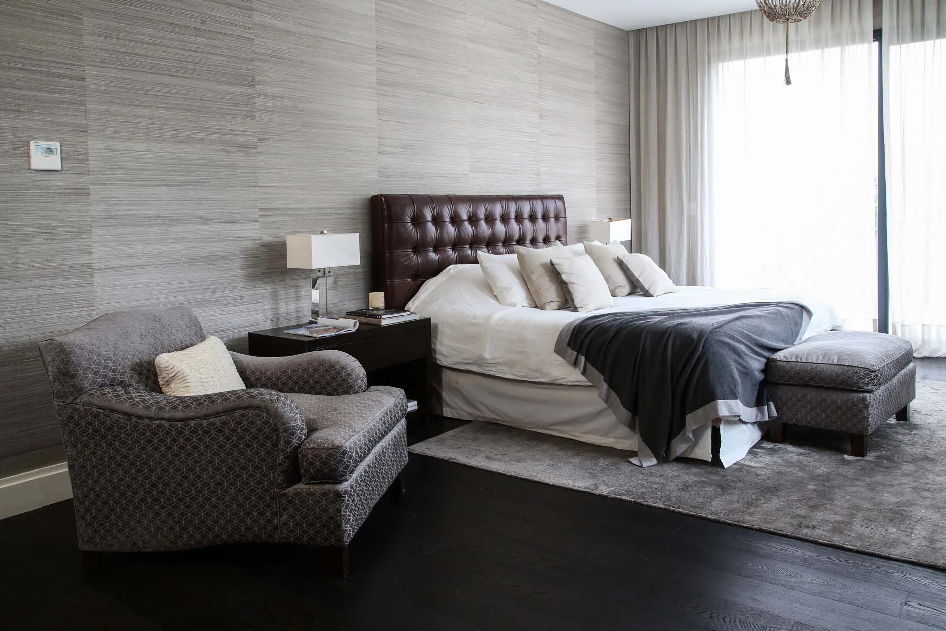 En la suite, cuero, seda, organza y otros texturas nobles, van de la mano.