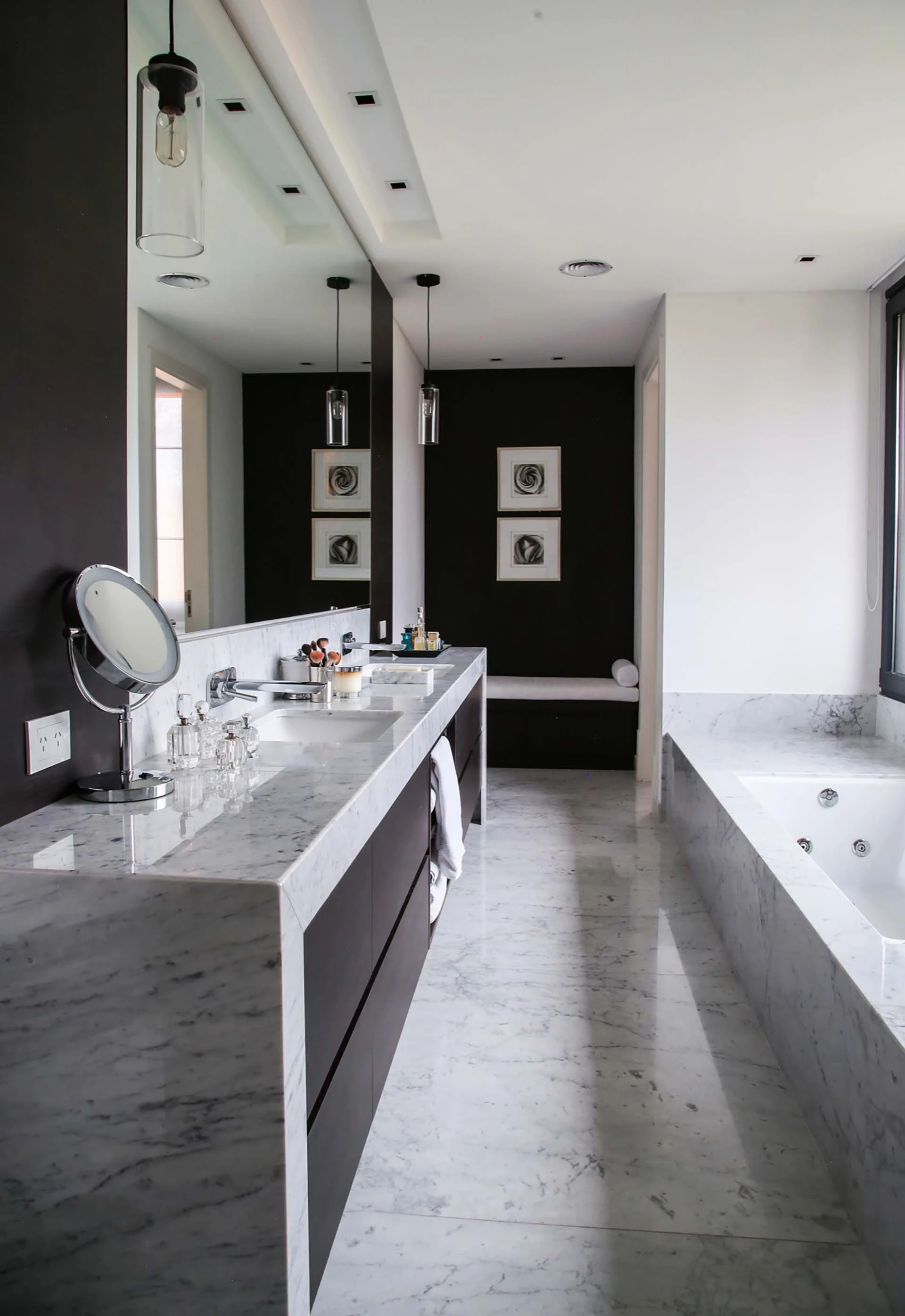 Un baño ultraluminoso, que no se priva de la vista al jardín.