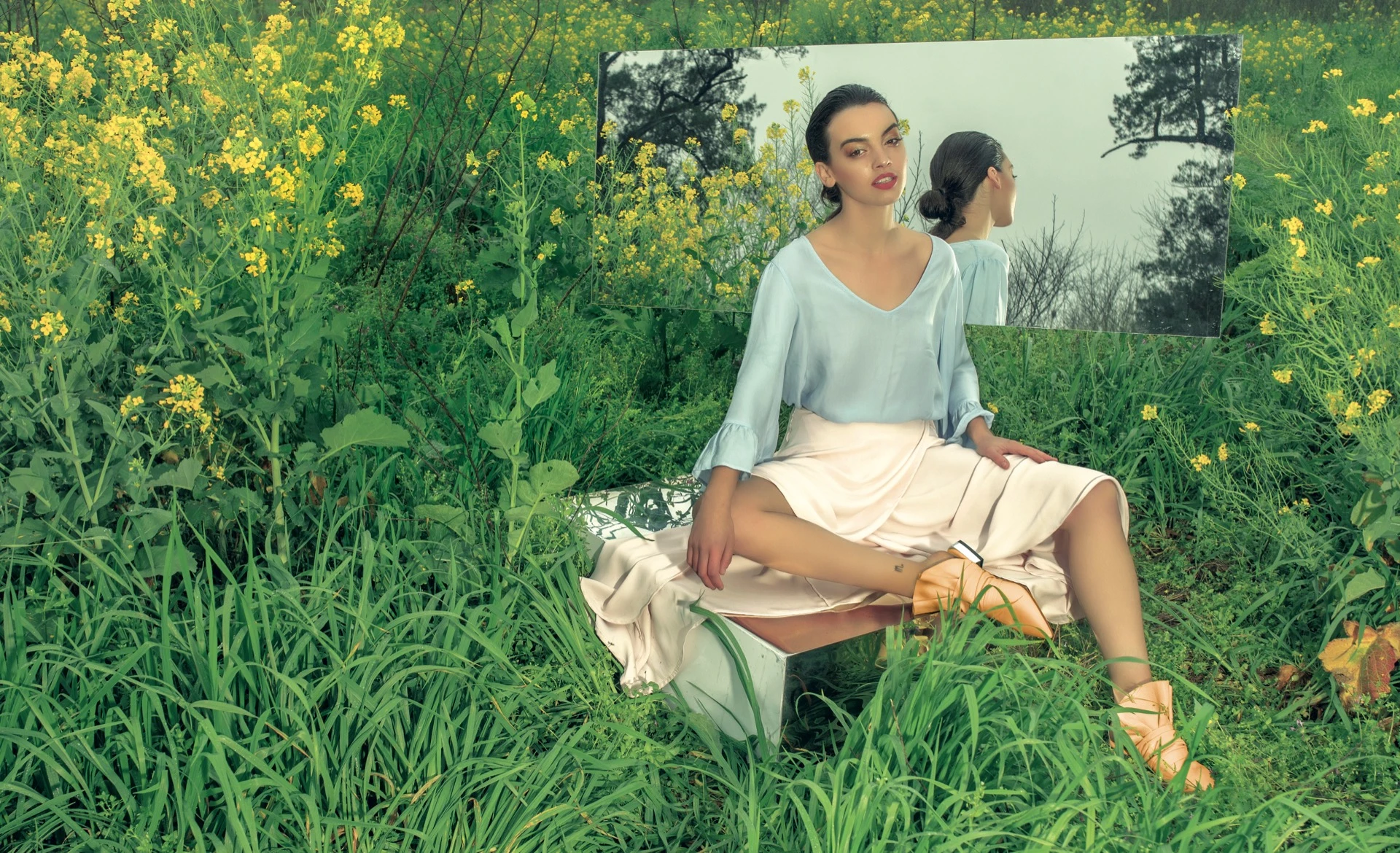 Blusa de gasa con mangas acampanadas ($ 2.590, Carmela Achaval) y falda de gasa para anudar ($ 2.244, La Cofradía). Foto Juan Jauregui/ Para Ti
