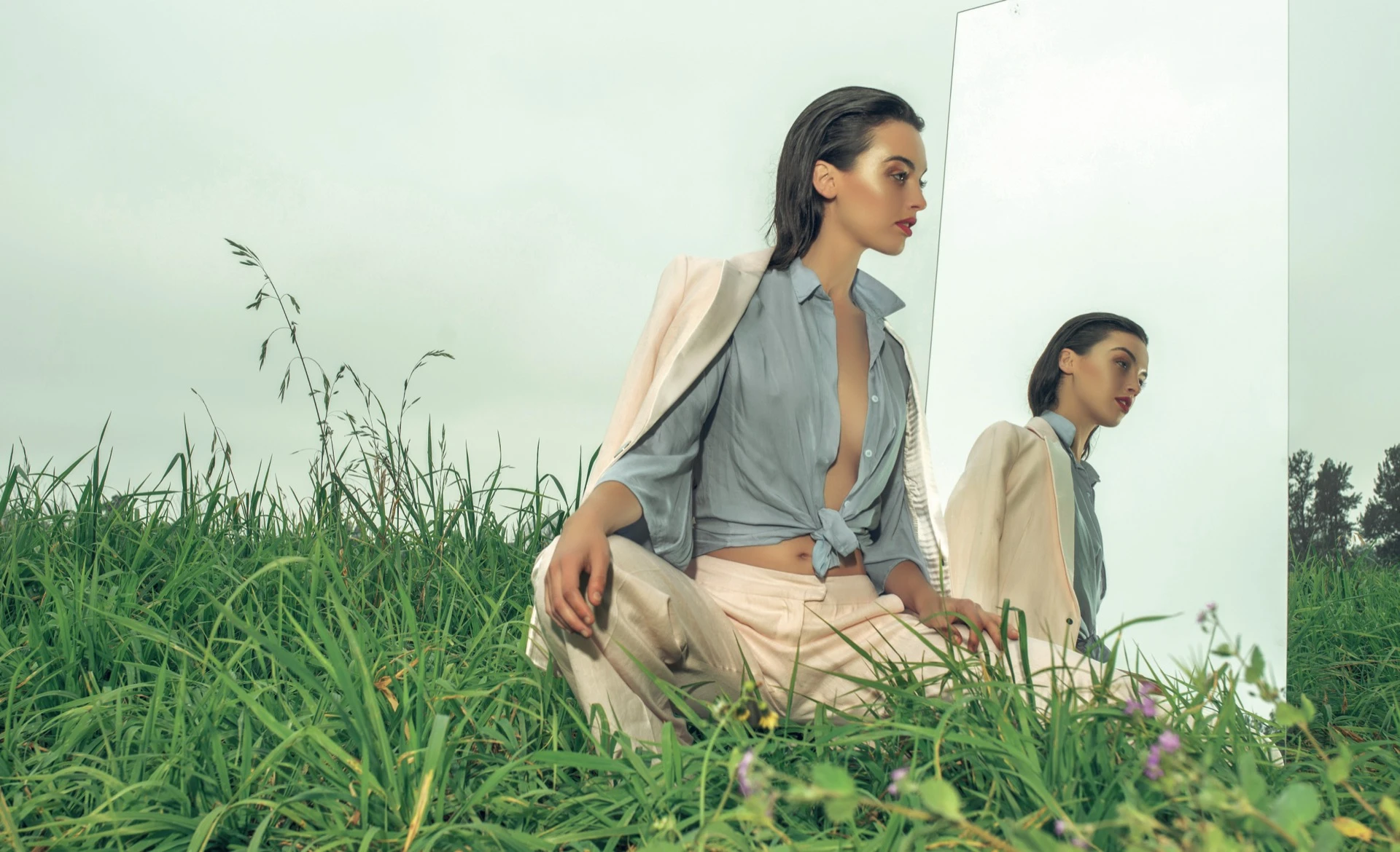 Blazer y pantalón de lino ($ 6.200 y $ 3.950, Jazmín Chebar) y camisa con nudo (Riffle Jeans).