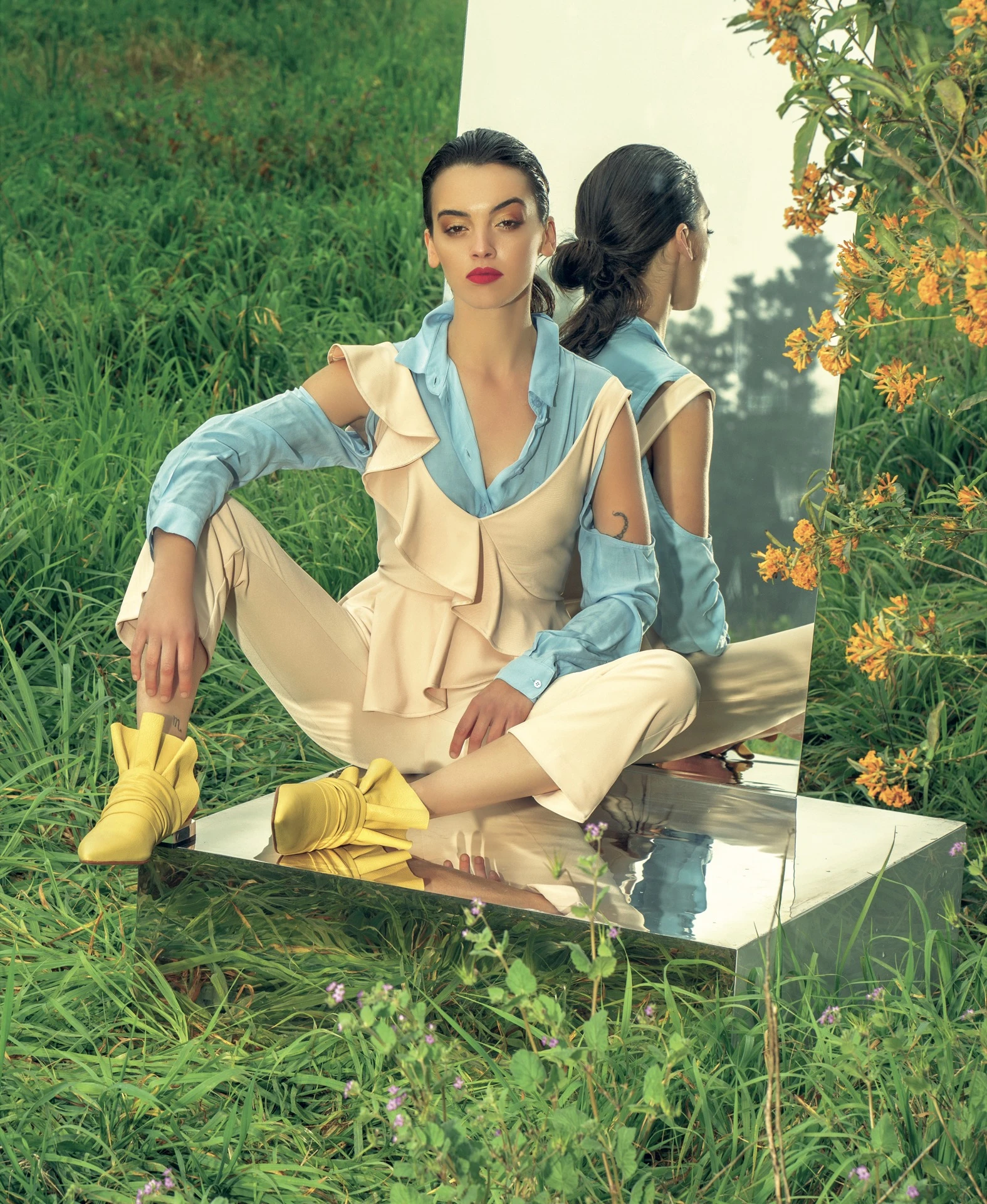 Camisa con hombros al descubierto (Complot), mono con volados y recorte en la cintura (Cher) y mules de cuero ($ 4.990, Sofía Sarkany). Foto Juan Jauregui/ Para Ti