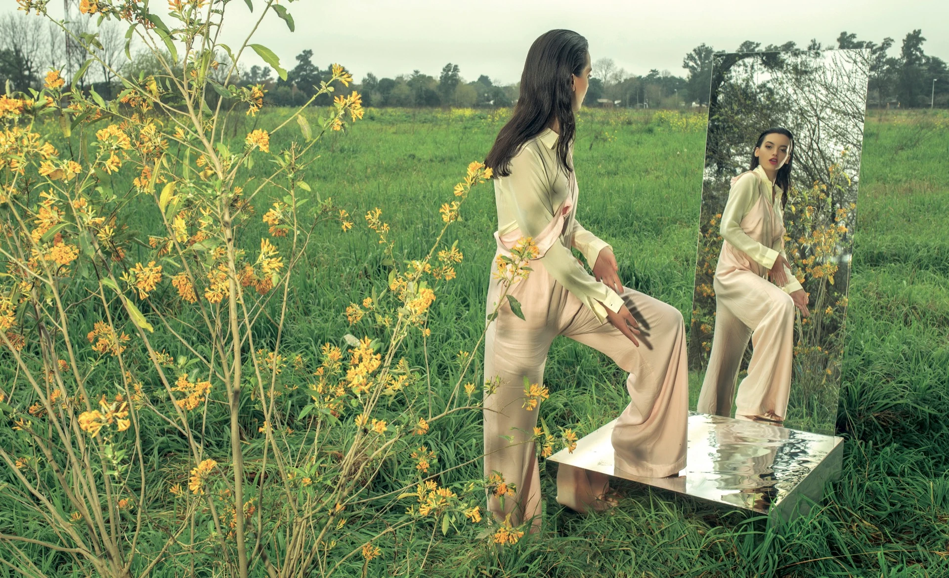 Camisa de lino ($ 2.990, Las Pepas) y mono con recorte ($ 3.050, Naima). Foto Juan Jauregui/ Para Ti