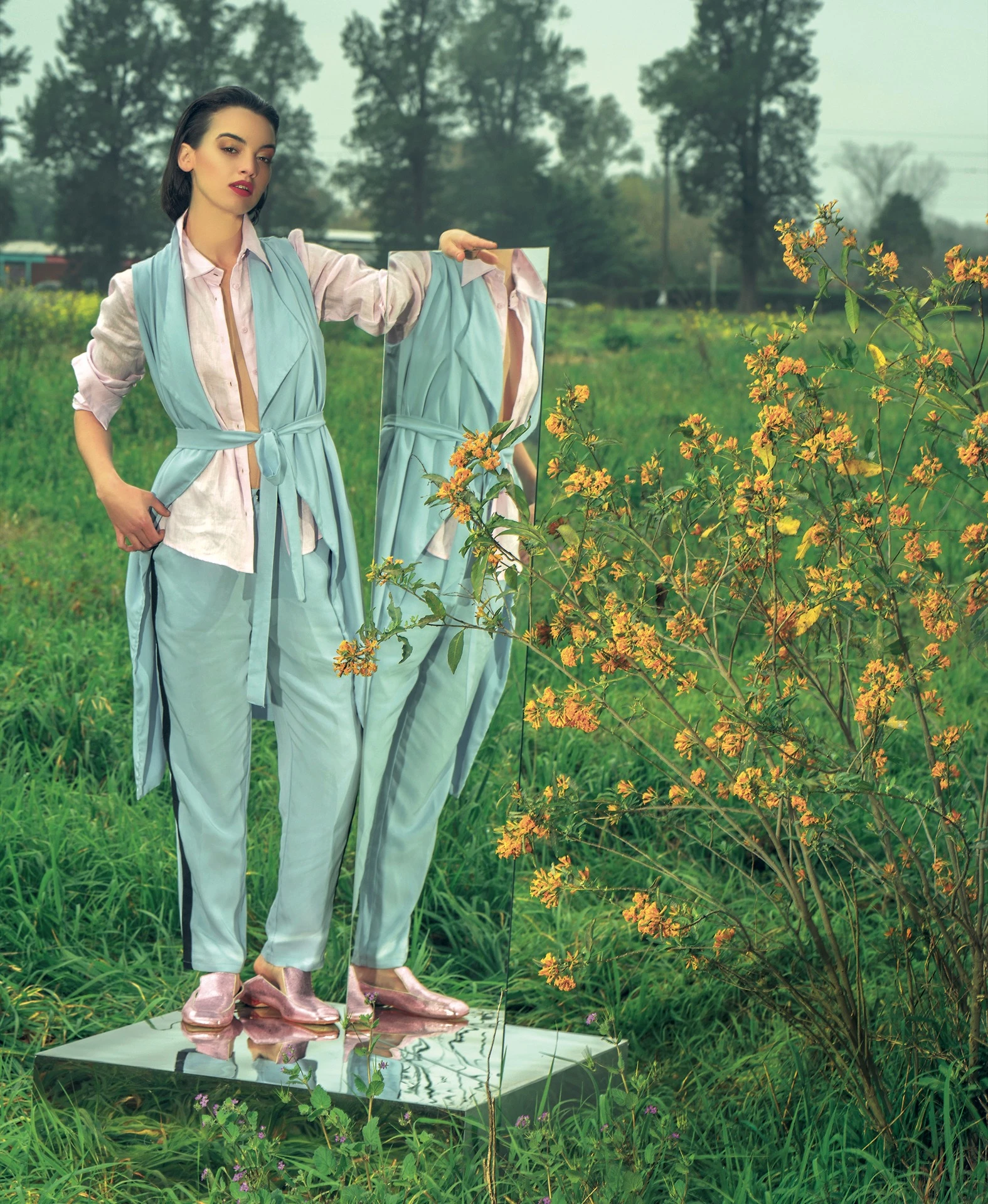 Camisa ($ 1.990, Las Pepas), chaleco largo y pantalón deportivo ($ 2.468 y $ 1.773, La Cofradía) y zapatos de cuero (Cher). Foto Juan Jauregui/ Para Ti 