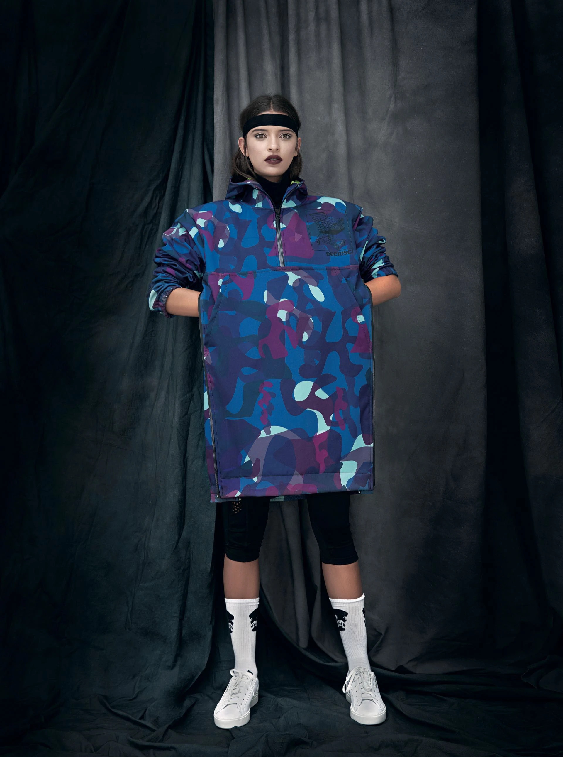 Buzo oversize con cierre y capucha y calzas por debajo de la rodilla. Zapatillas (adidas).