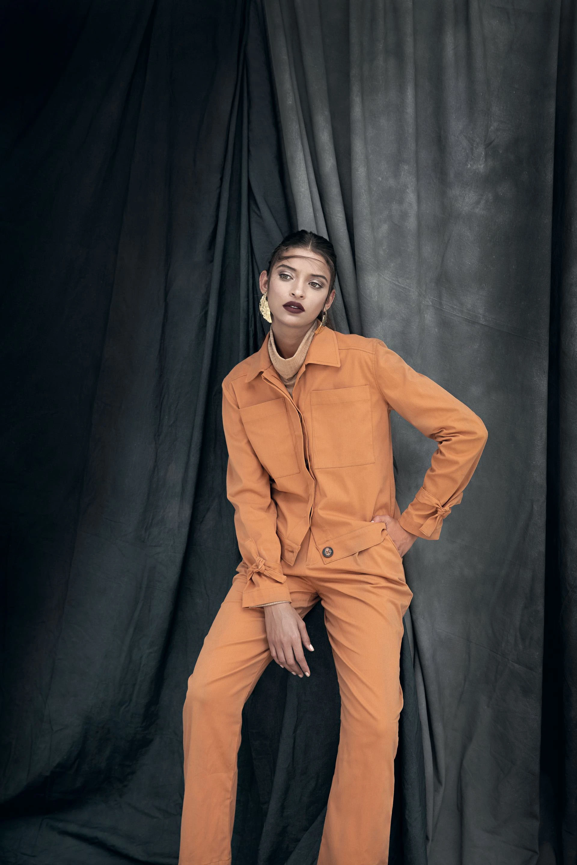 Chaqueta con grandes bolsillos y pantalón ancho ($ 3.600 y $ 2.590).