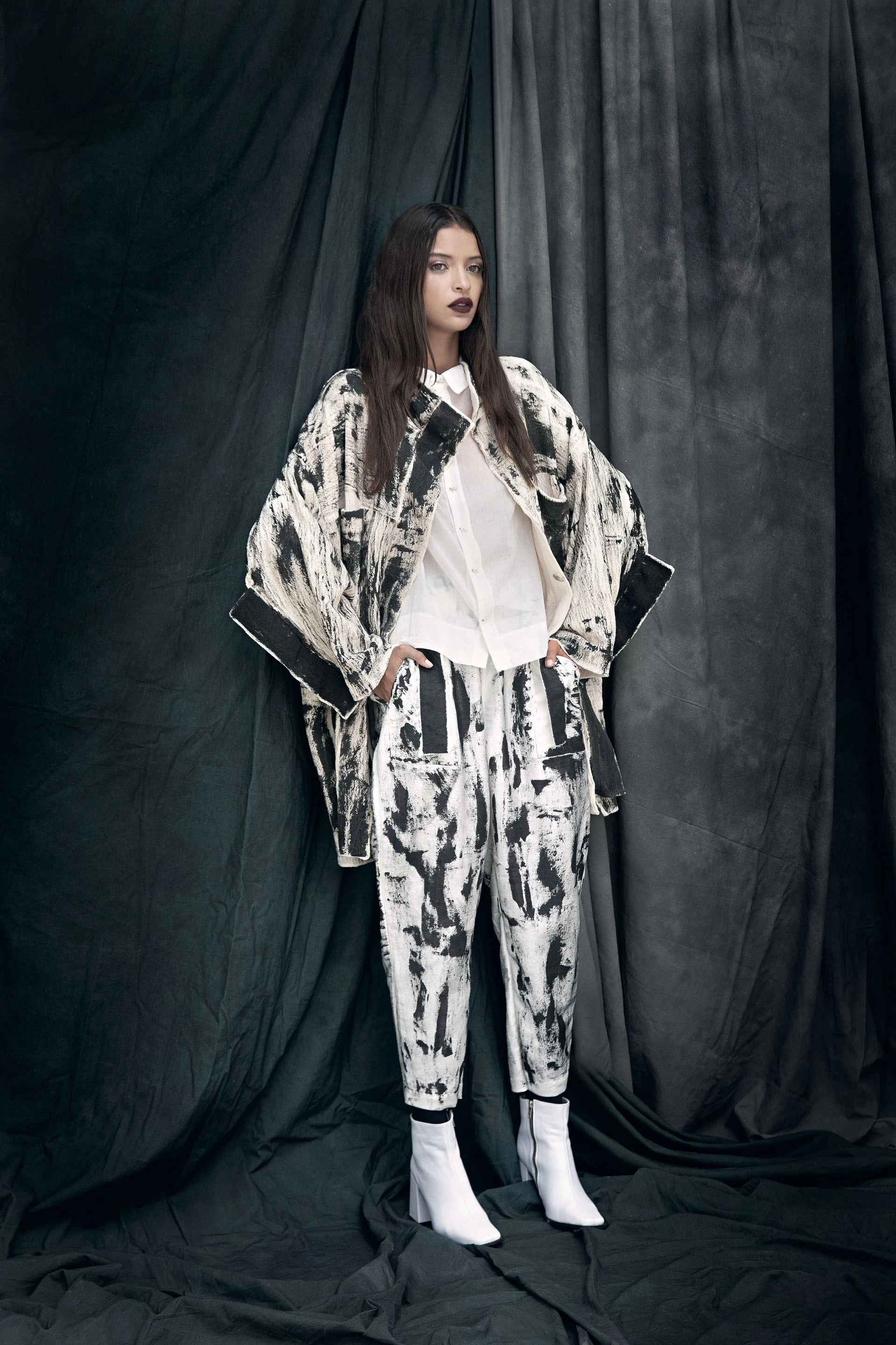 Campera de algodón estampado a mano con tinte biodegradable, camisa de algodón con botones hechos a mano con madera reciclada y pantalón de lino y algodón estampado a mano con tinta biodegradable ($ 5.400, $ 3.800 y $ 4.200). Zapatos (Lorena Pafundi).