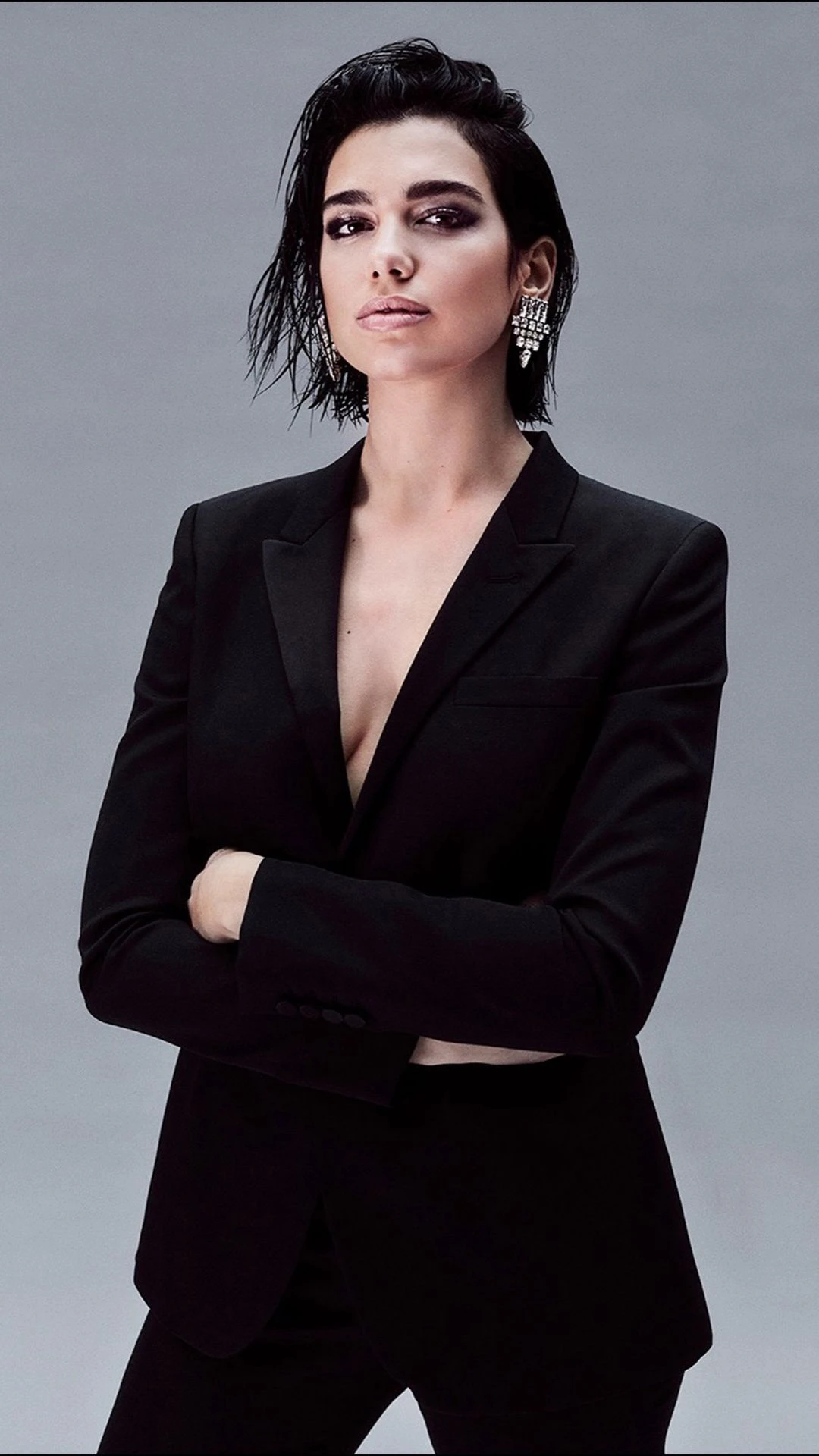 Dua Lipa ahora ícono de belleza. Será la embajadora de la nueva fragancia de YSL.