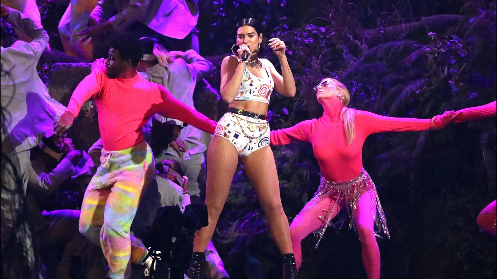 En la edición 2019 de los Brit Awards se lució como cantante.