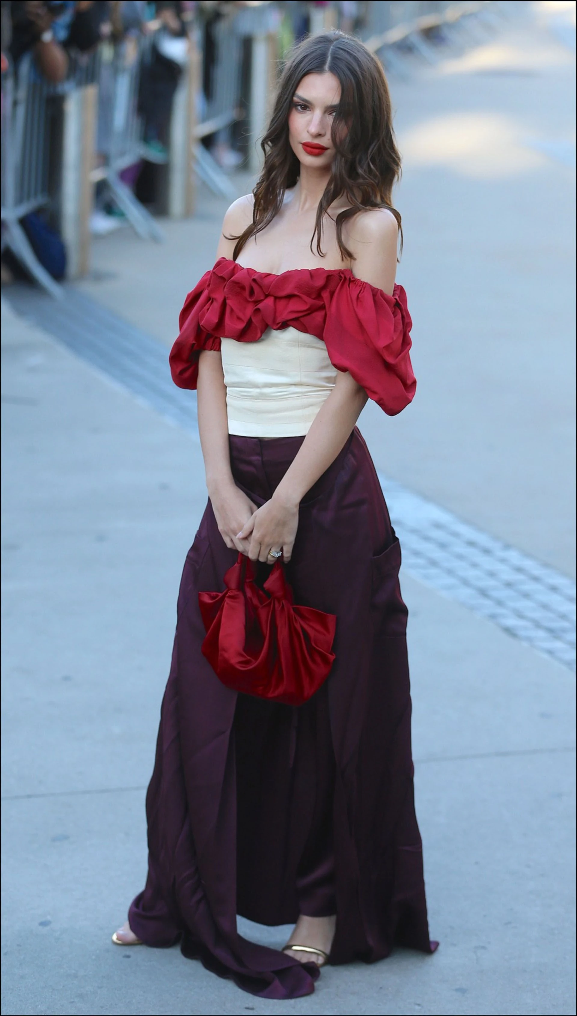 Emily Ratajkowski con diseño de Hellessy.