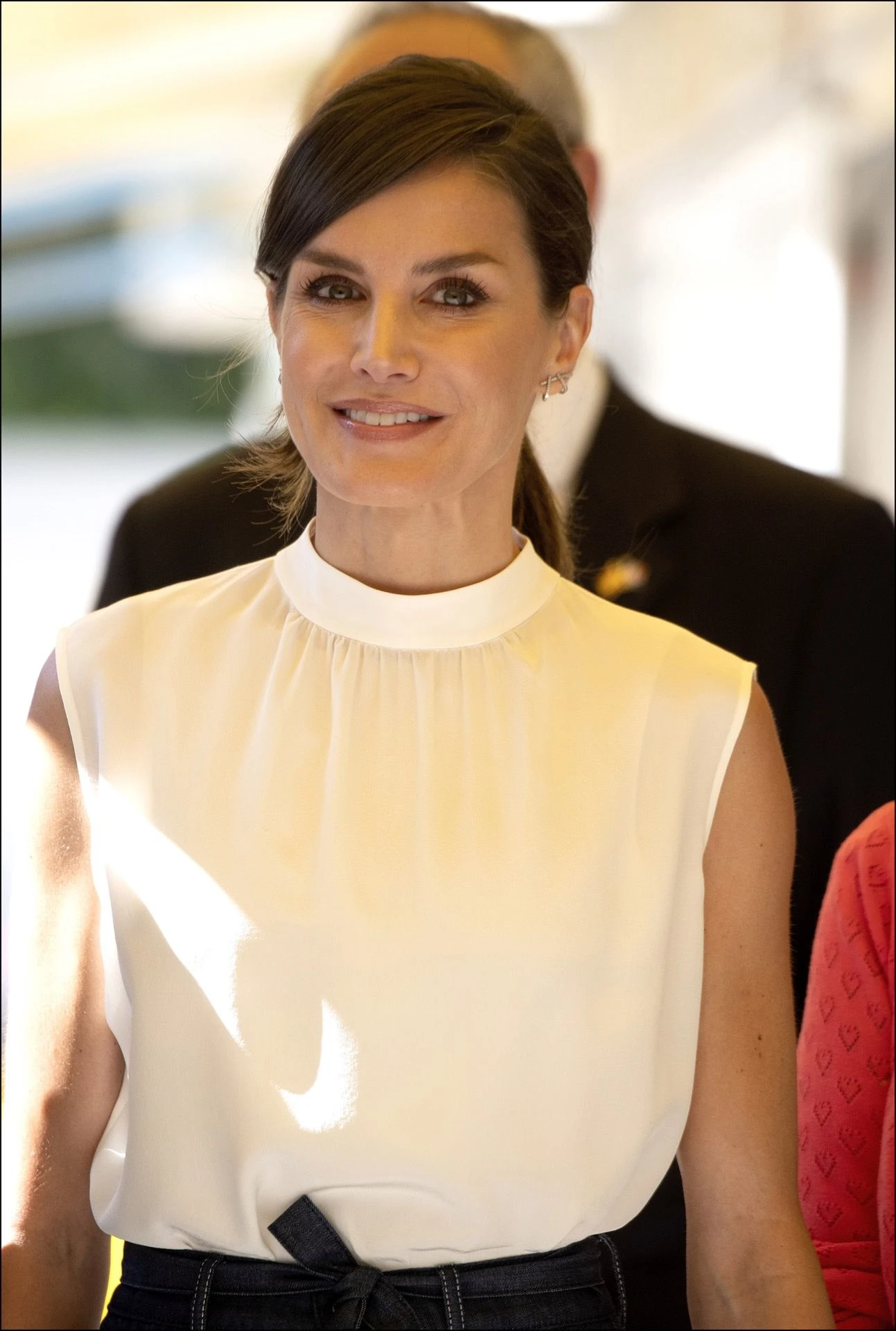 La blusa elegida por Letizia es de Hugo Boss. Completó el look con unos aros delicados.