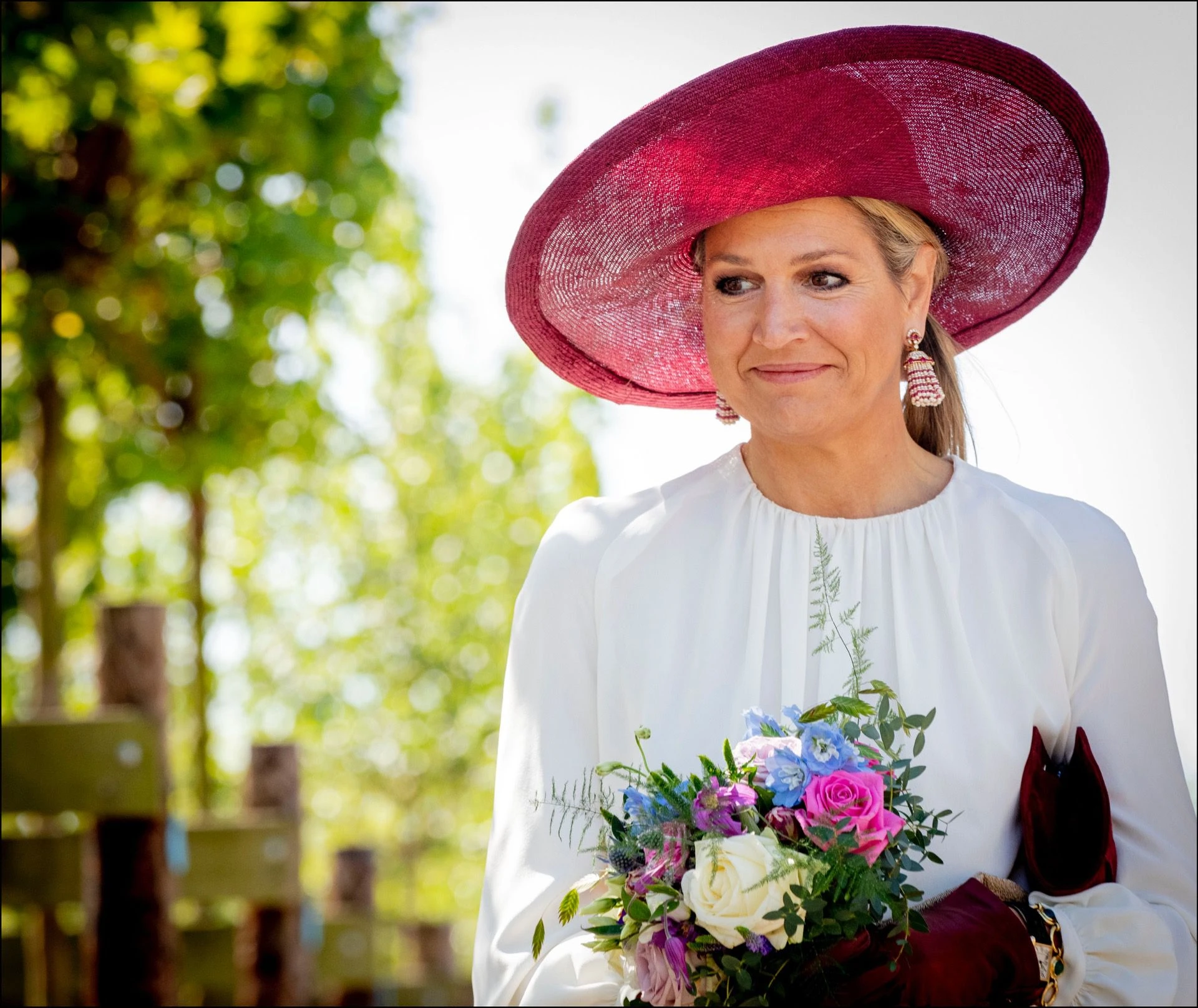 Blusa blanca drapeada y maxi aros más capelina.