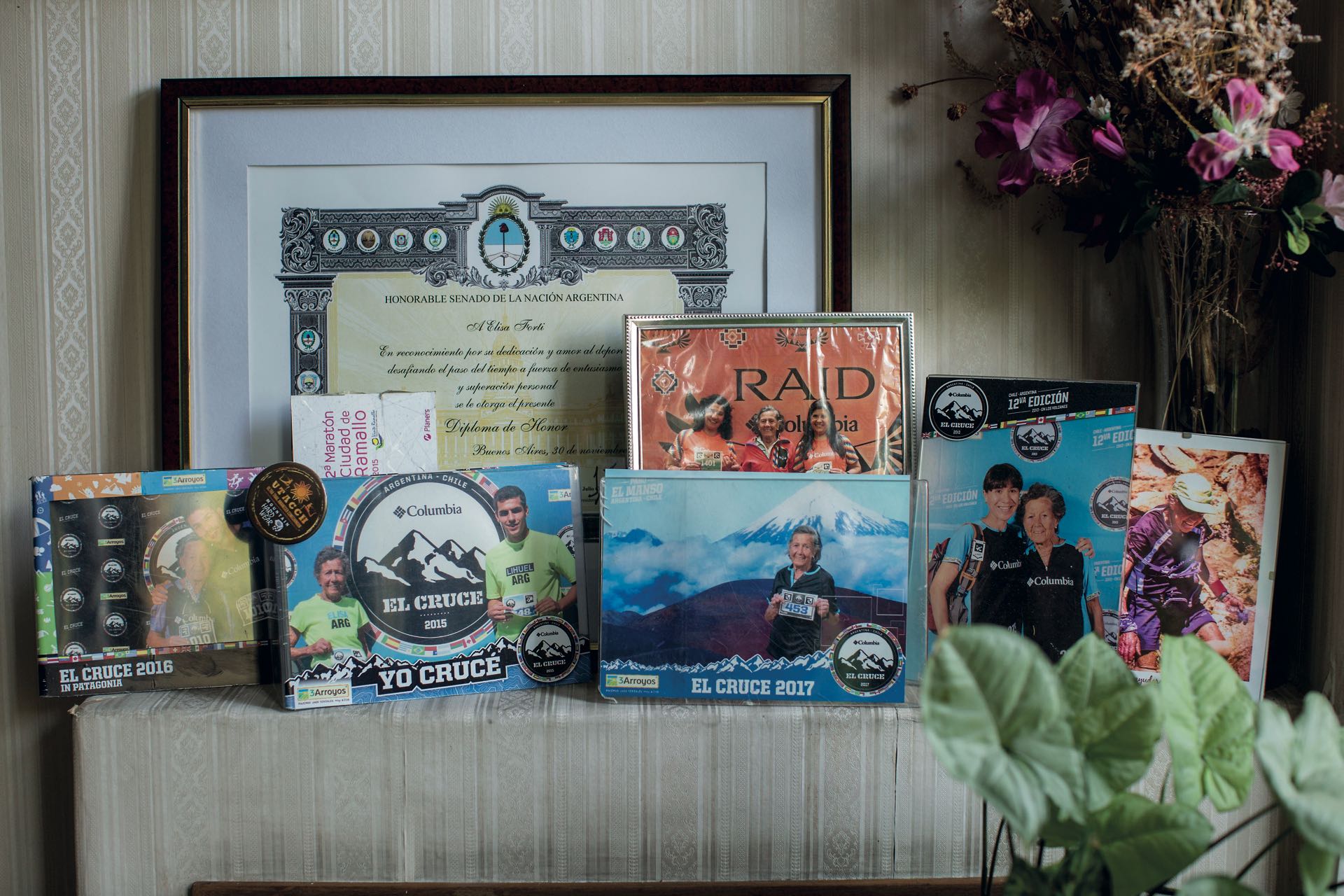 En un rincón de su casa, Elisa tiene fotos y tarjetas conmemorativas de cada carrera y cruce de los Andes en los que participó.