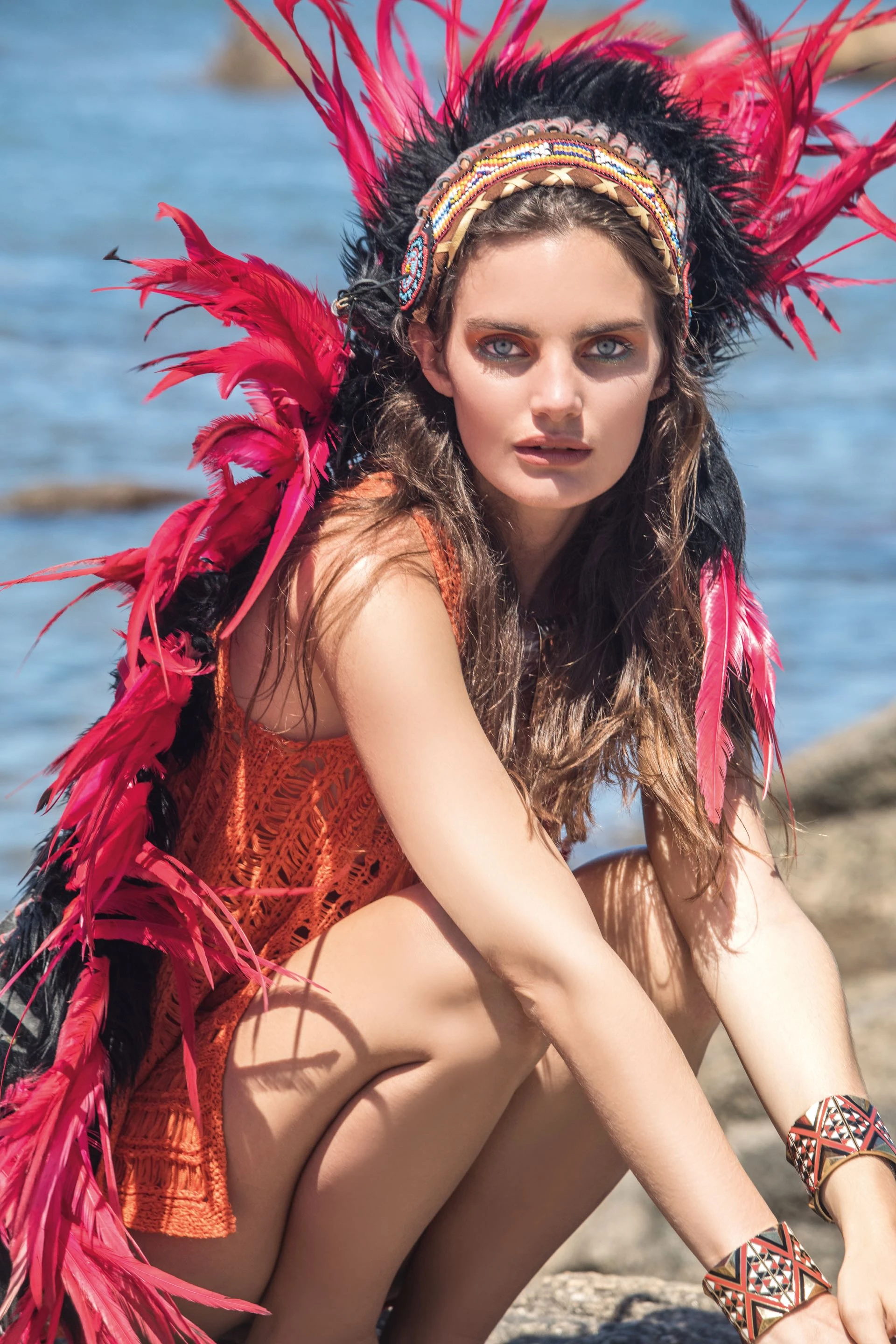 Chaleco tejido ($ 1.320, India Style) y brazaletes ($ 220 c/u, Var’s). Foto Fernando Venegas/ Para Ti