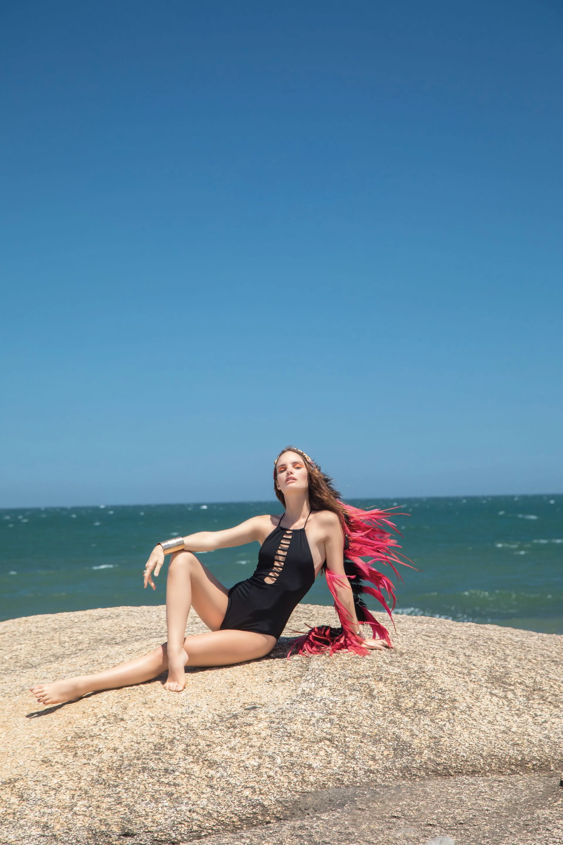 Traje de baño entero ($ 599, Ríe), pulsera elastizada ($ 220, Var’s) y brazalete dorado ($ 900, Mai Cassal). Foto Fernando Venegas/ Para Ti