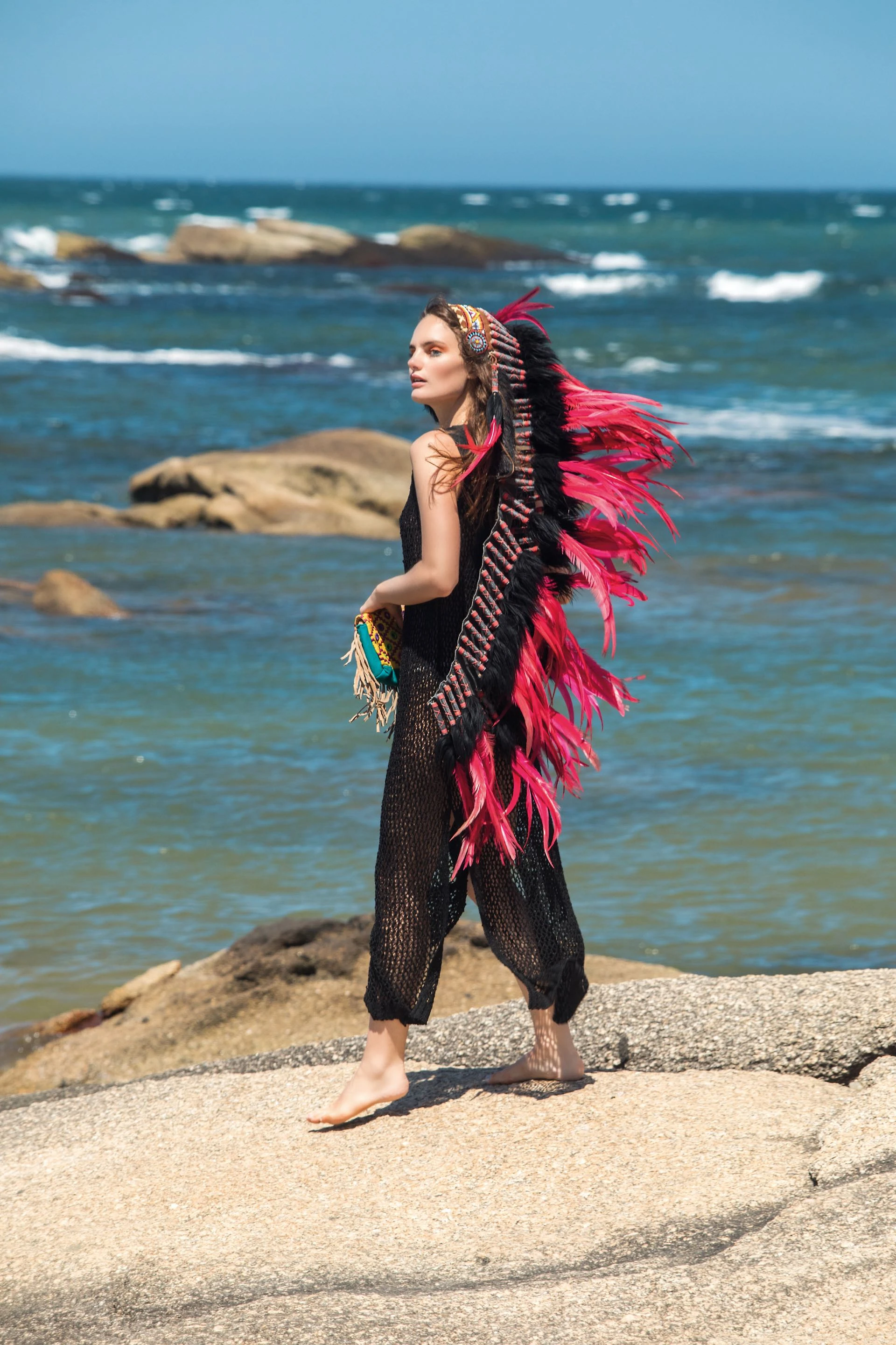Vestido de red con cuello de cuero ($ 2.990, Allô Martínez), y sobre con flecos ($ 2.136, Var’s). Foto Fernando Venegas/ Para Ti