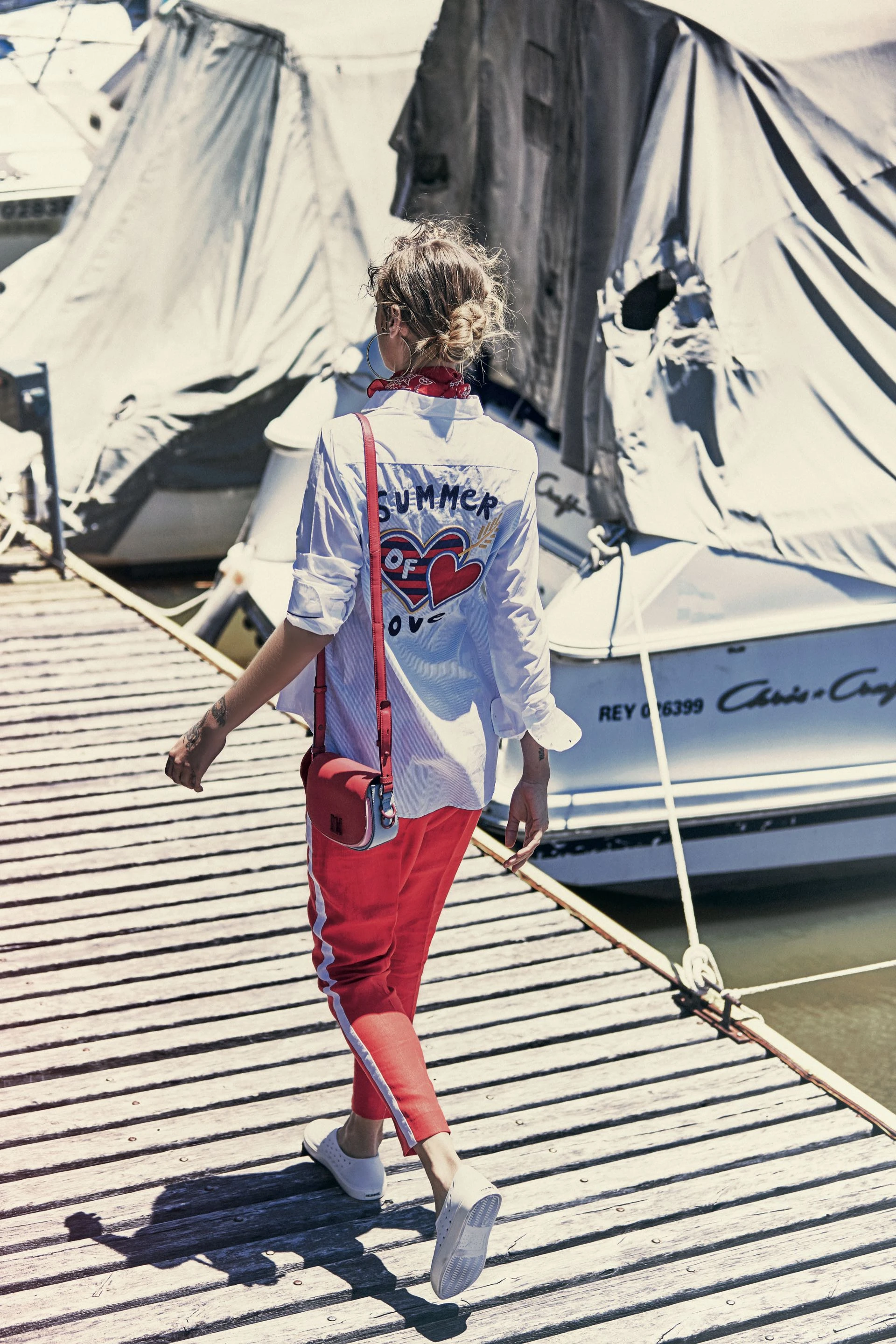 Camisa con apliques en la espalda ($ 2.400, Tommy Hilfiger), pantalón con raya y lateral (Carmela Achaval) y tote bag ($ 5.188, Tommy Hilfiger). Foto: Chino Toccalino/ Para Ti