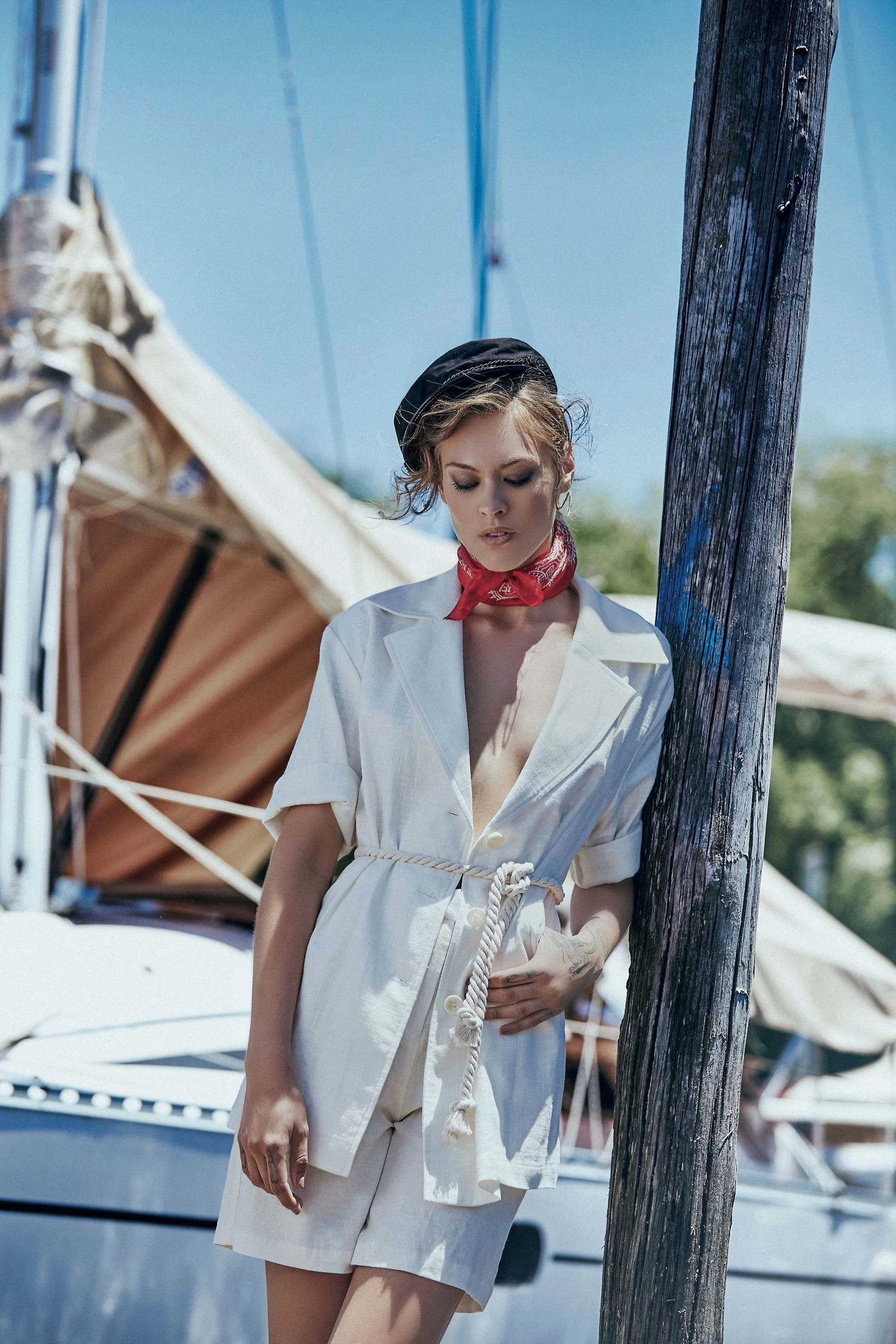 Saco de lino ($ 3.600, Clara Ibarguren), bermuda ($ 899, Yagmour), pañuelo ($ 990, Wanama) y boina de charol ($ 595, Made in Chola). Foto: Chino Toccalino/ Para Ti