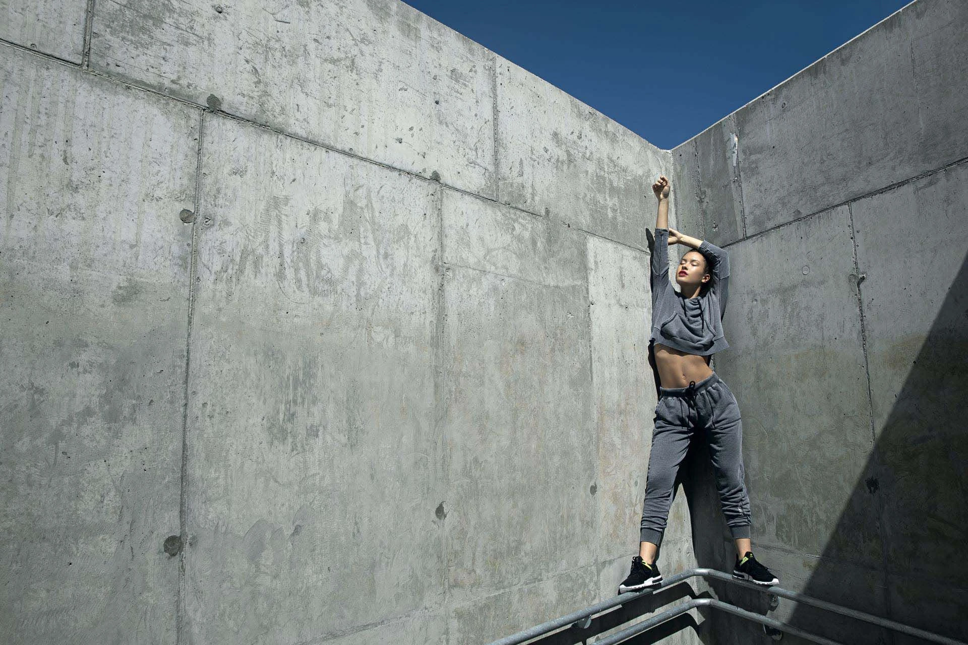 Conjunto de buzo corto con bolsillo adelante y jogging (Caro Cuore) y zapatillas (New Balance).