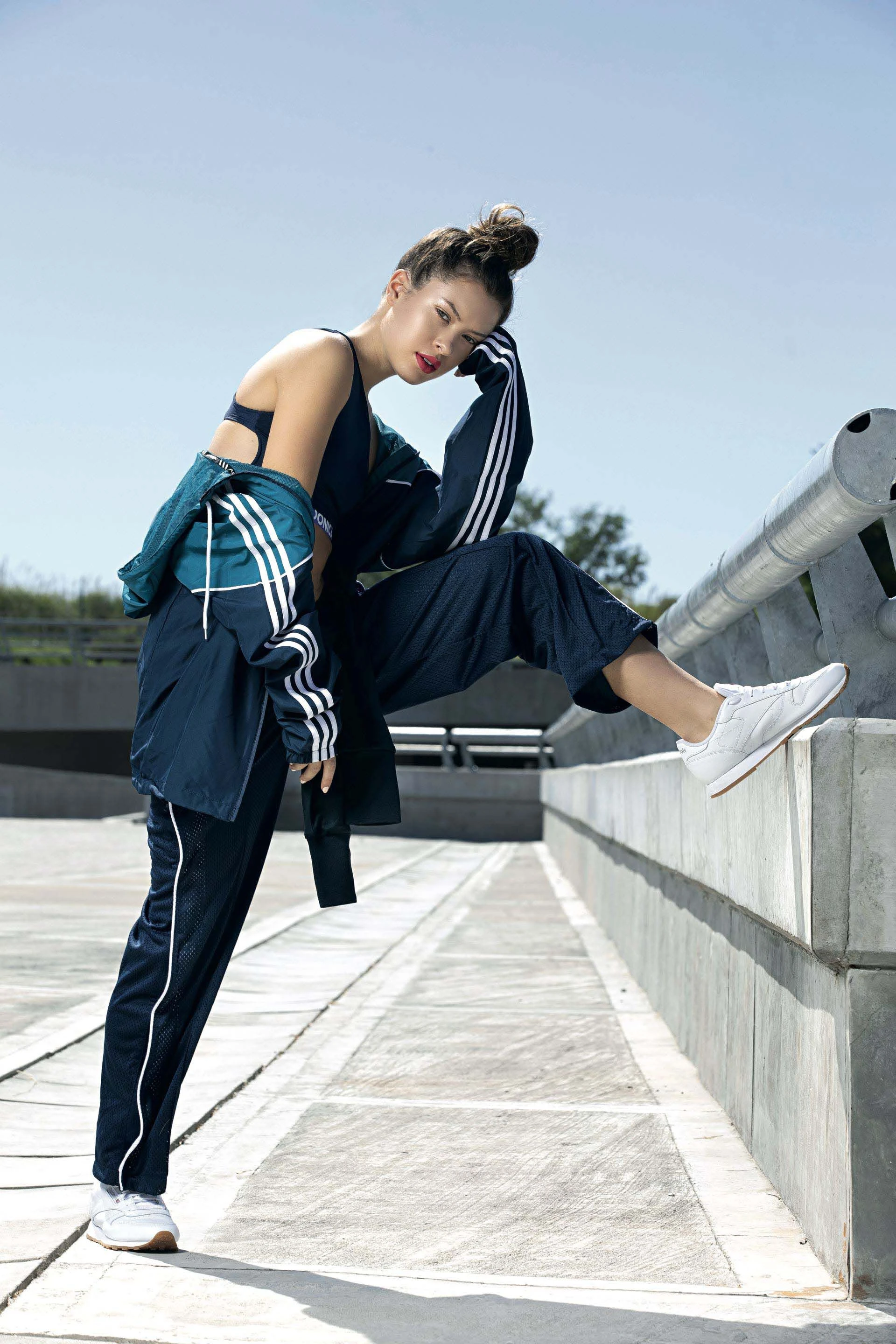 Top con espalda cavada (Onica), campera con capucha (Adidas), jogging con red (Fila) y zapatillas (Reebok).