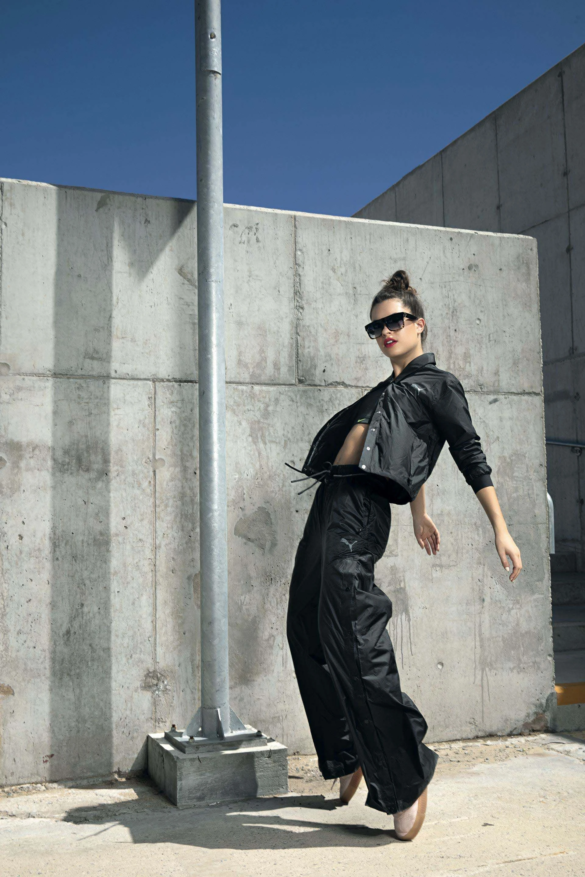 Conjunto de campera y pantalón con broches laterales (Puma), top (Nike) y zapatillas (Adidas).