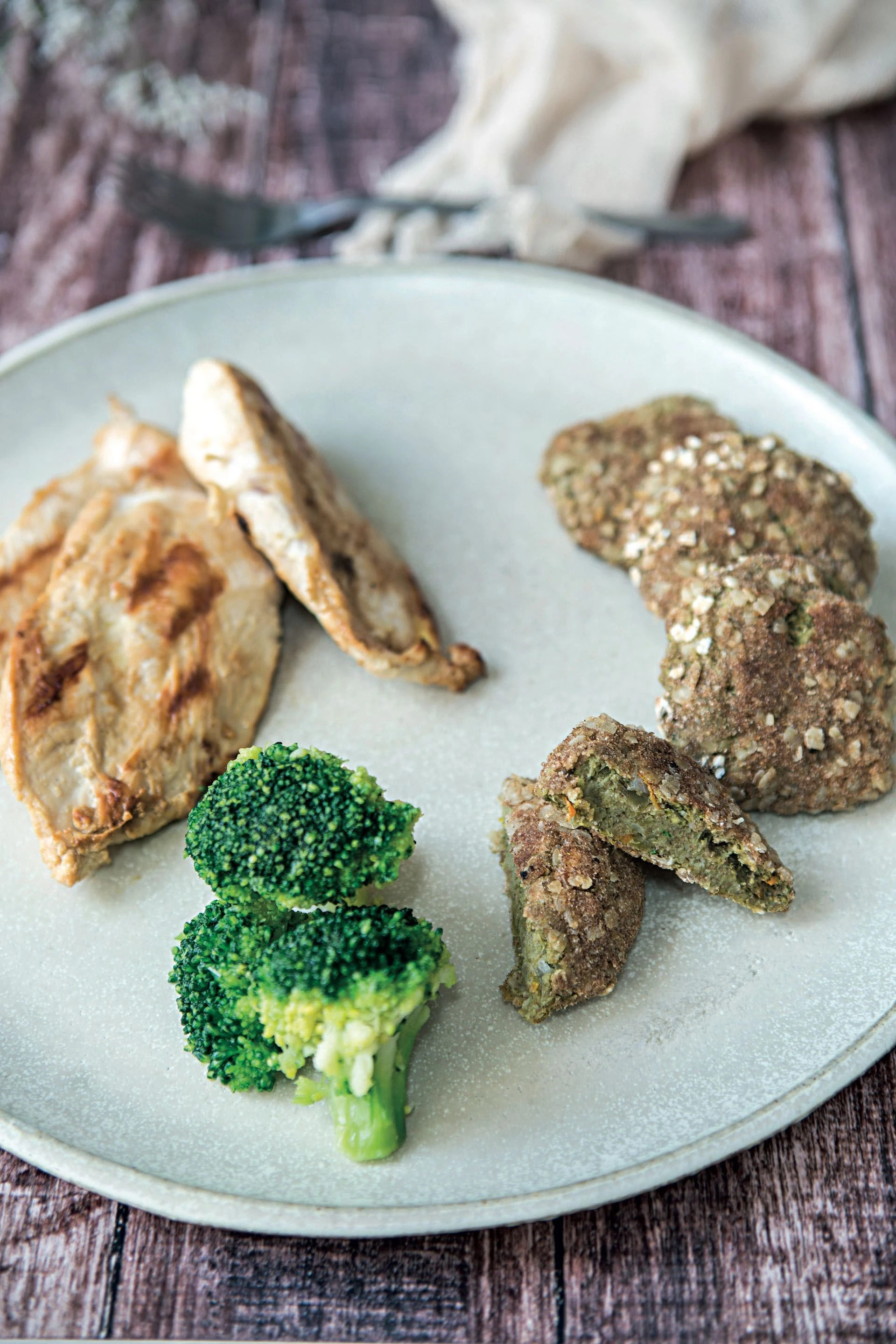 POLLO A LA PLANCHA CON CROQUETAS DE BRÓCOLI