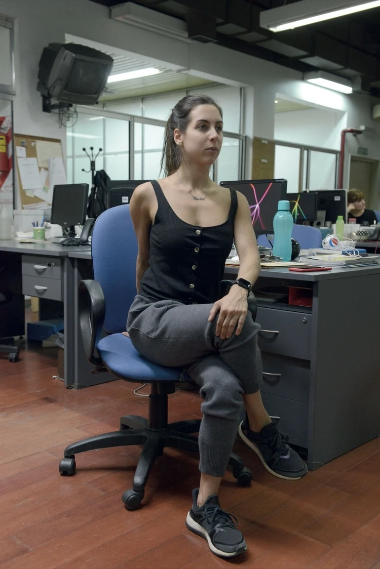 1. Sentada, cruzá la pierna derecha sobre el muslo izquierdo, sostené y mantené la parte baja de la espalda (zona lumbar) lo más recta posible. Cruzá el brazo izquierdo, que ejerza una suave presión sobre el muslo derecho.