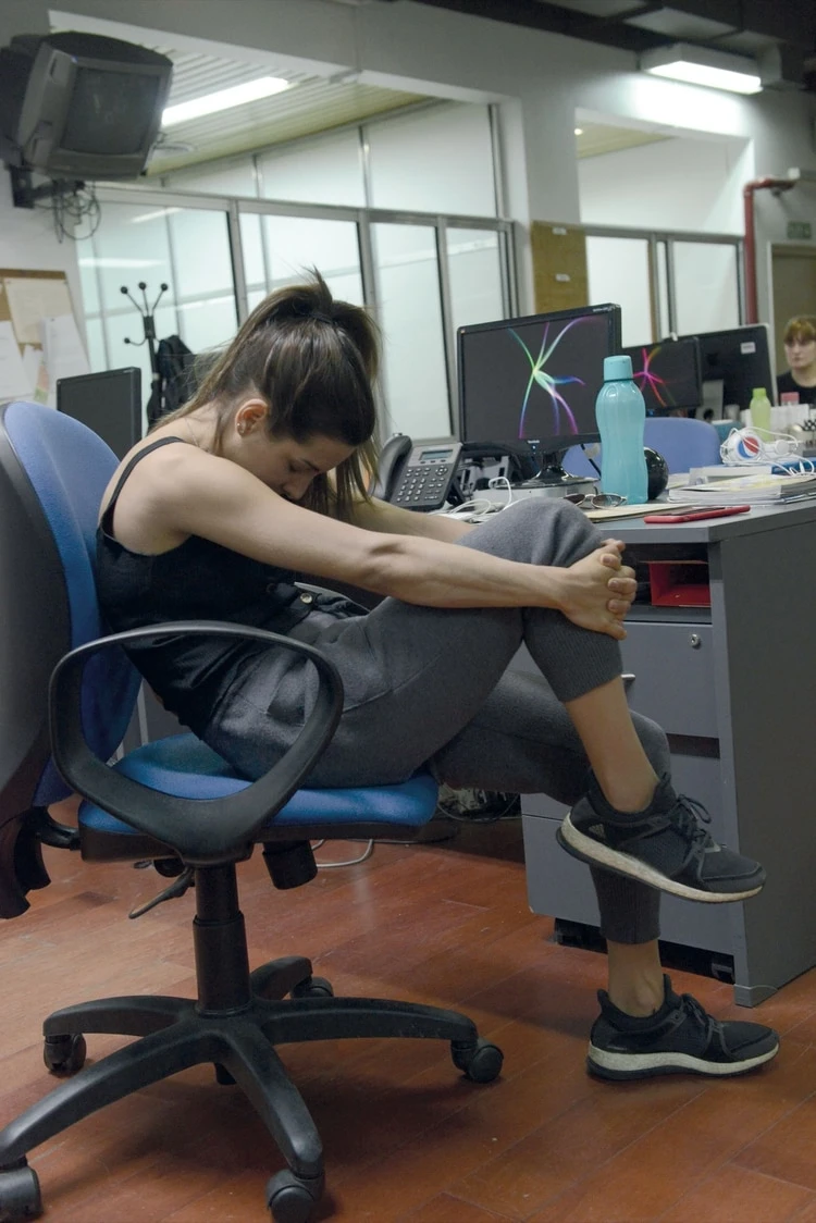 3. Empujá la espalda hacia atrás redondeando la columna. Sostené 30 segundos y aflojá. Repetí el estiramiento con la otra pierna. Se aconseja realizar este ejercicio 2 o 3 veces por día.