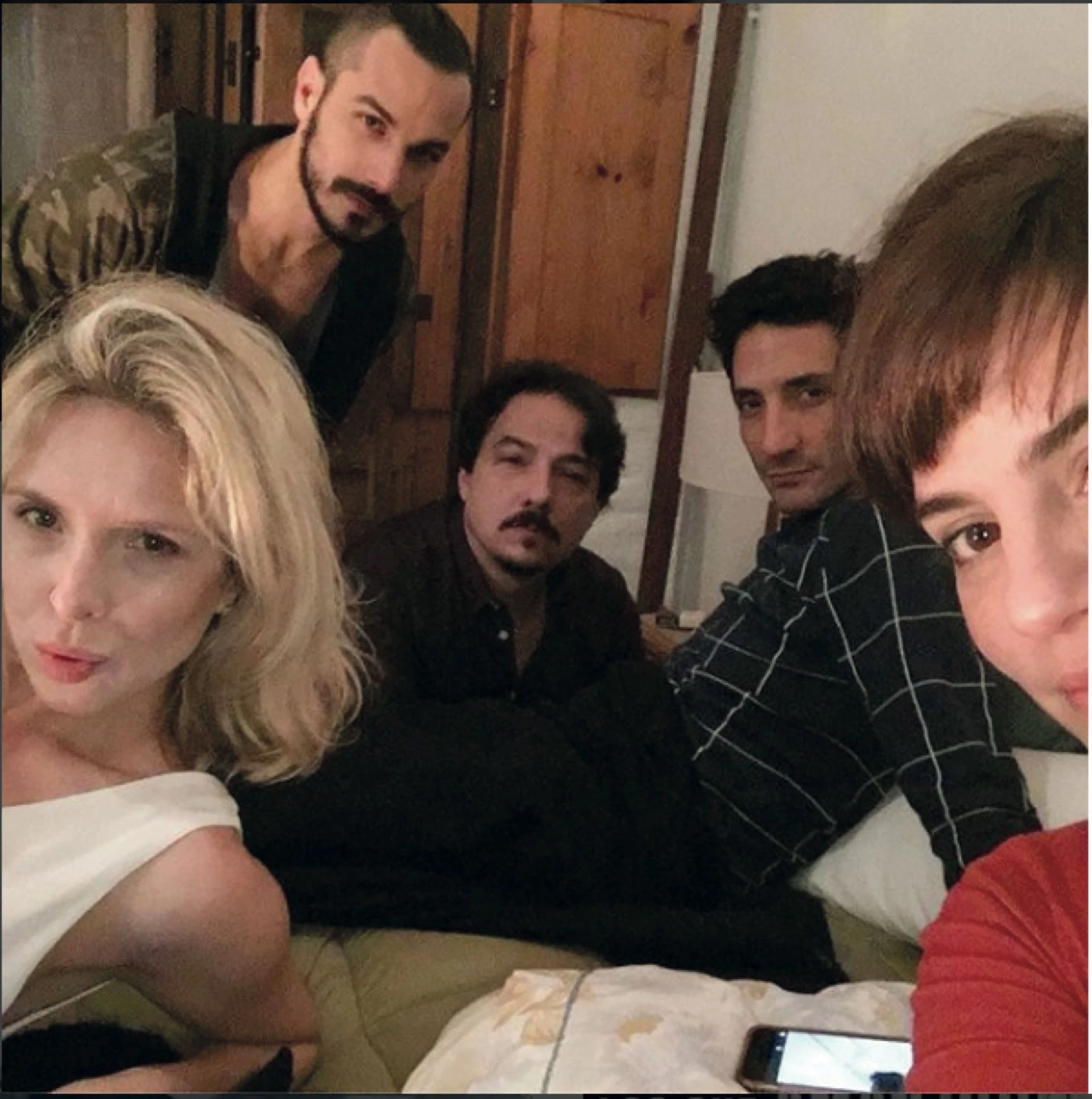 Con sus compañeros de elenco. Amigos en la ficción y en la vida real. 