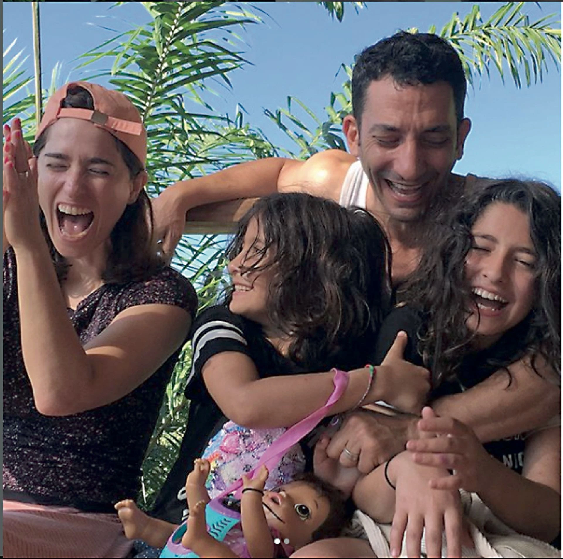 familia, con su eposa y sus hijas, Carmela y Amanda.