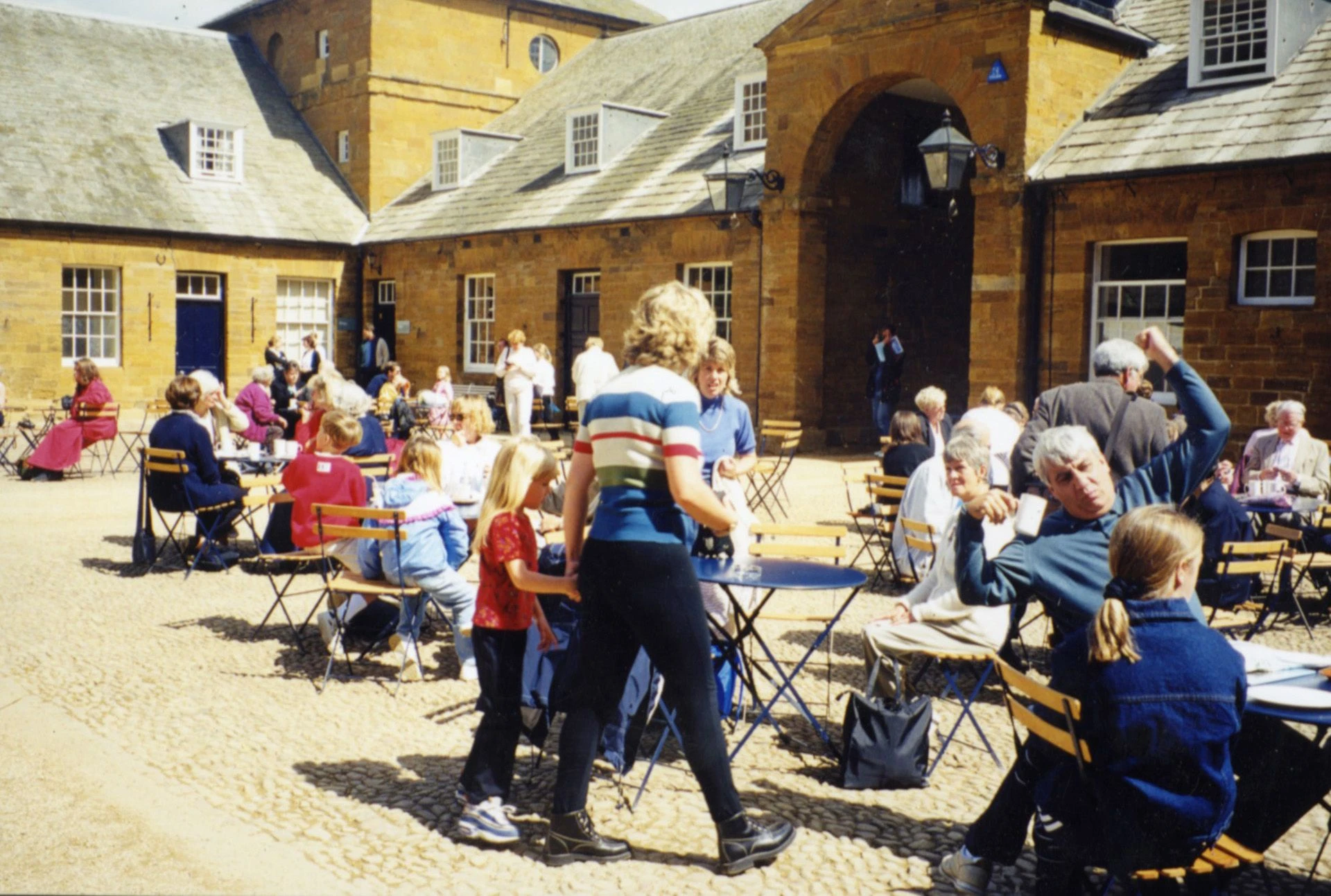 En los alrededores de la mansión funciona una cafetería.
